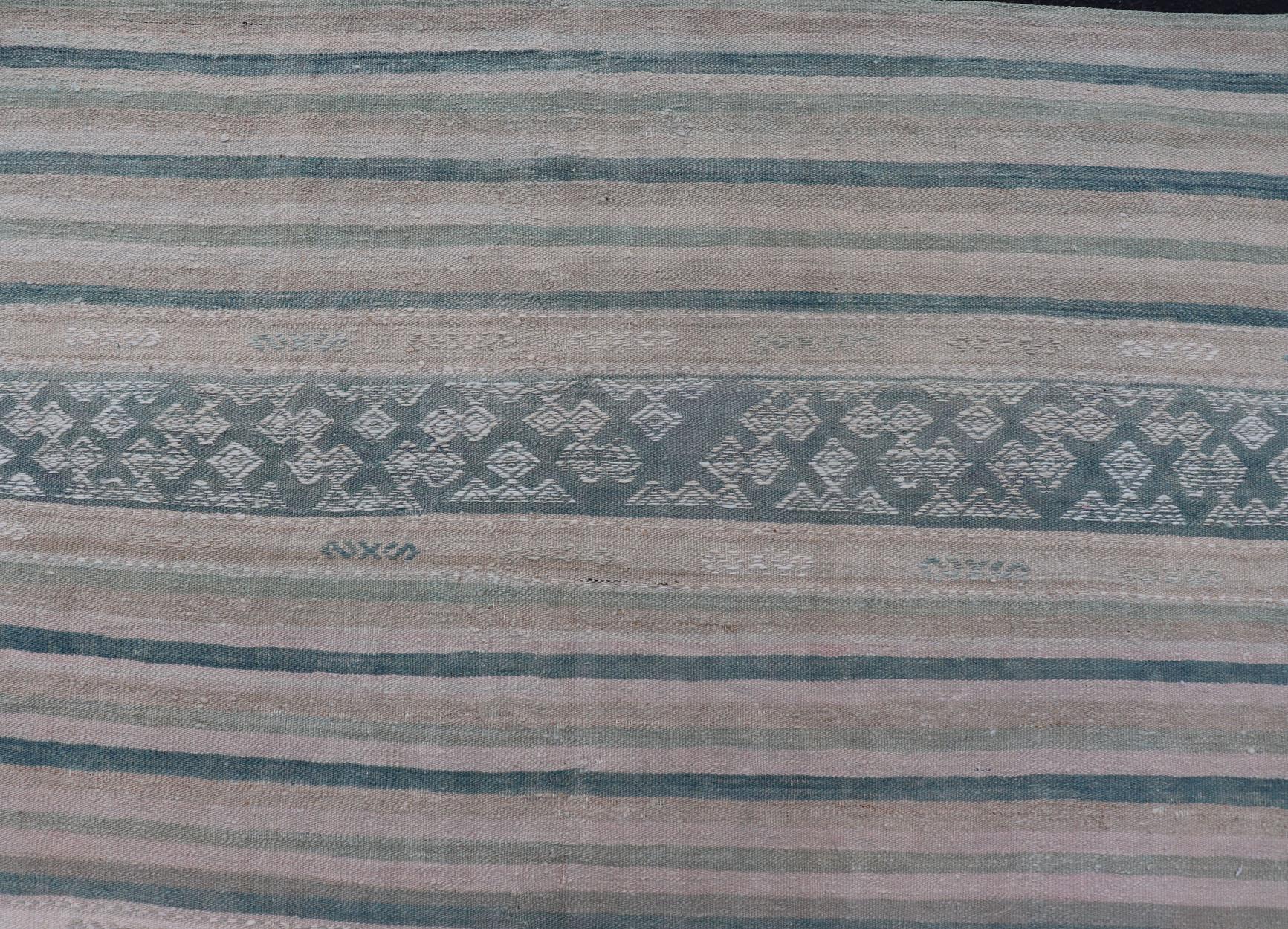 Tapis Kilim vintage à tissage plat avec broderies en rose, vert, bleu et gris en vente 1