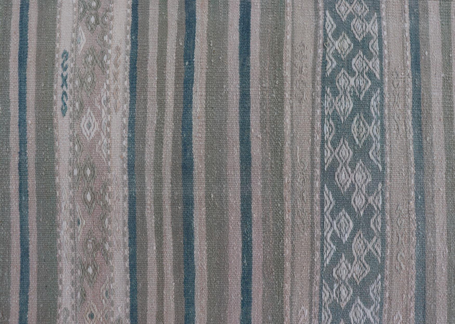 Flachgewebter Vintage-Kelim mit Stickereien in Blau, Grün, Blau und Grau im Angebot 2