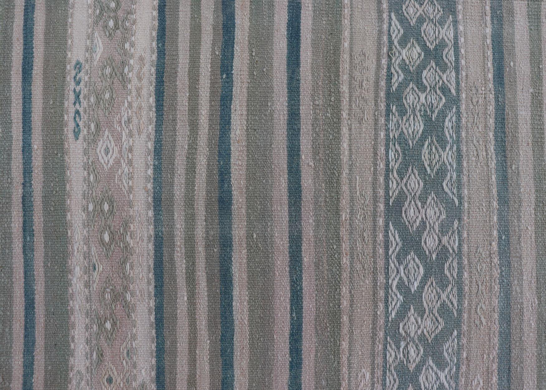 Tapis Kilim vintage à tissage plat avec broderies en rose, vert, bleu et gris en vente 2