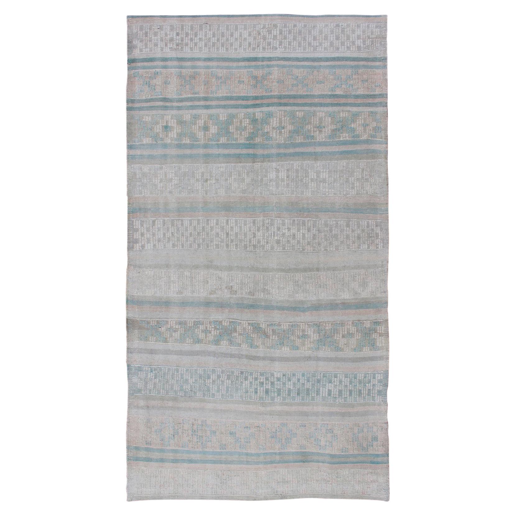 Vieux Kilim à tissage plat avec broderies en blush, vert, bleu et gris