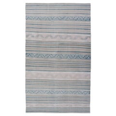 Flachgewebter Vintage-Kelim mit Stickereien in Blau, Grün, Blau und Grau