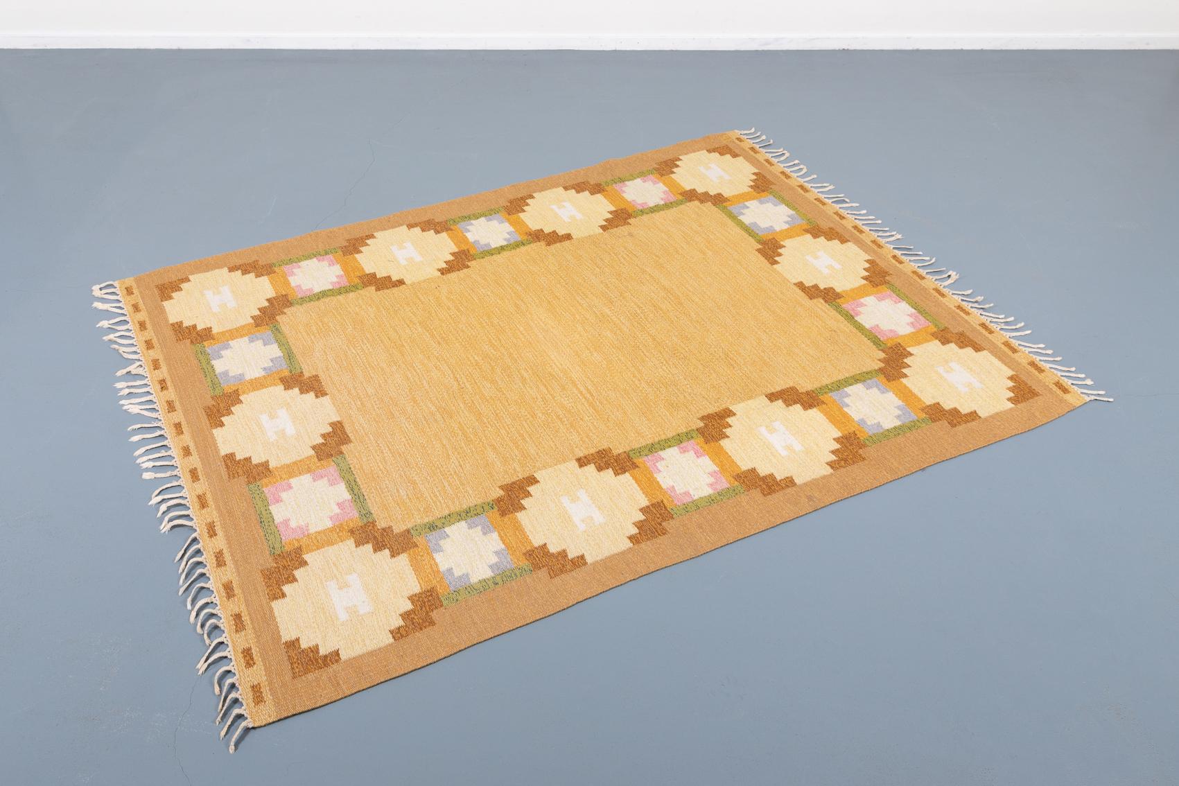 Tapis à tissage plat d'Ingegerd Silow, Suède. Ce tapis tissé à la main attire immédiatement le regard par son design distinctif et sa palette originale de couleurs pastel. Chaque élément est parfaitement équilibré, créant une composition