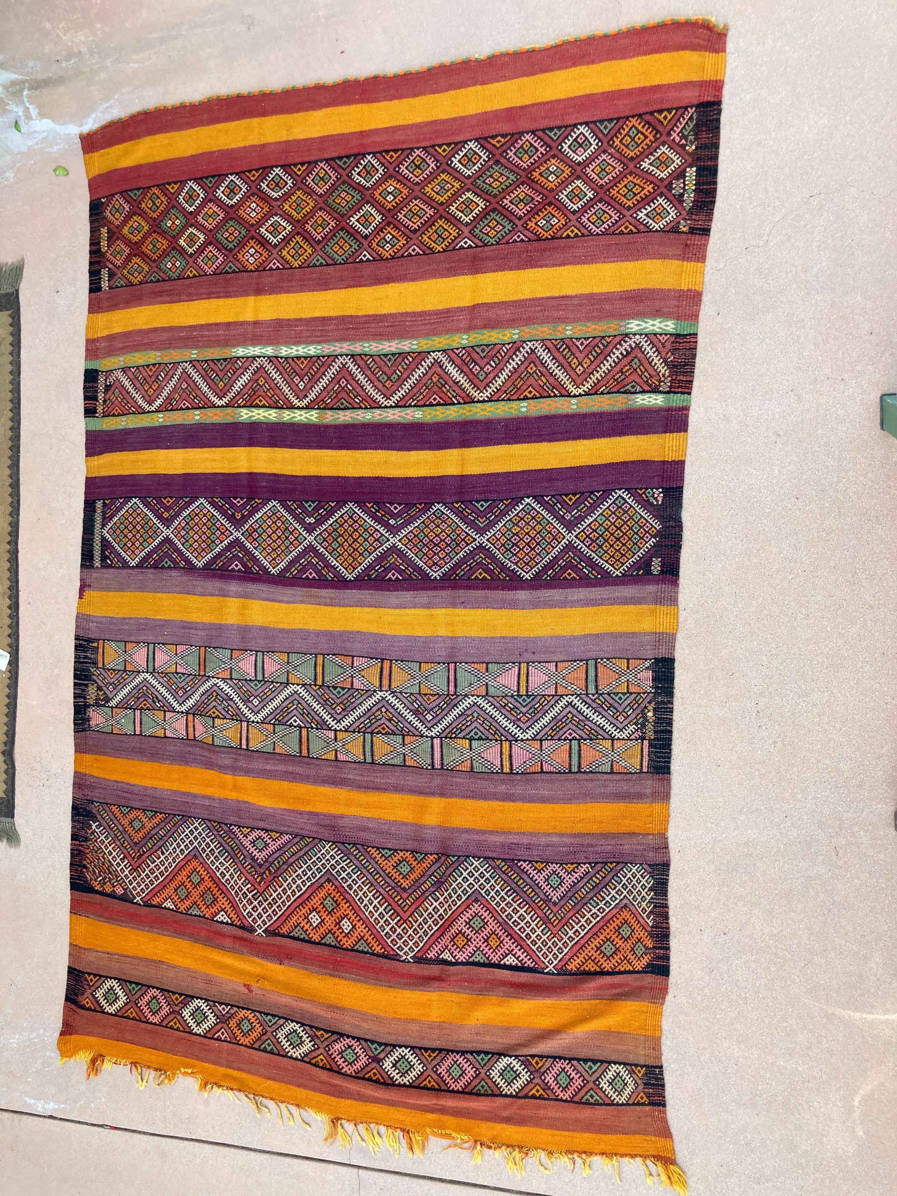 Vintage marokkanischen Kilim Berber Teppich, große Größe Vintage marokkanischen ethnischen Teppich, handgewebt von Berber Frauen in Marokko für ihre eigenen use.This Stammes-Teppich wurde mit Flachgewebe-Technik mit linearen Muster der abwechselnden