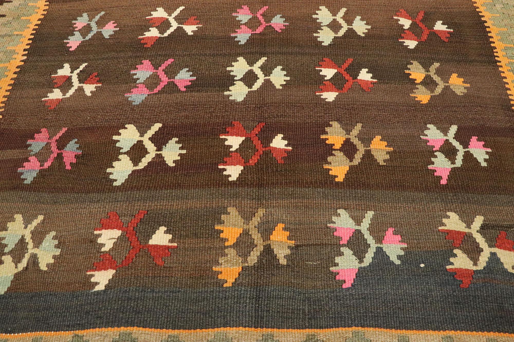 Vintage Flat-Weave Turkish Floral Kilim Rug with Boho Farmhouse Style In Good Condition For Sale In Dallas, TX