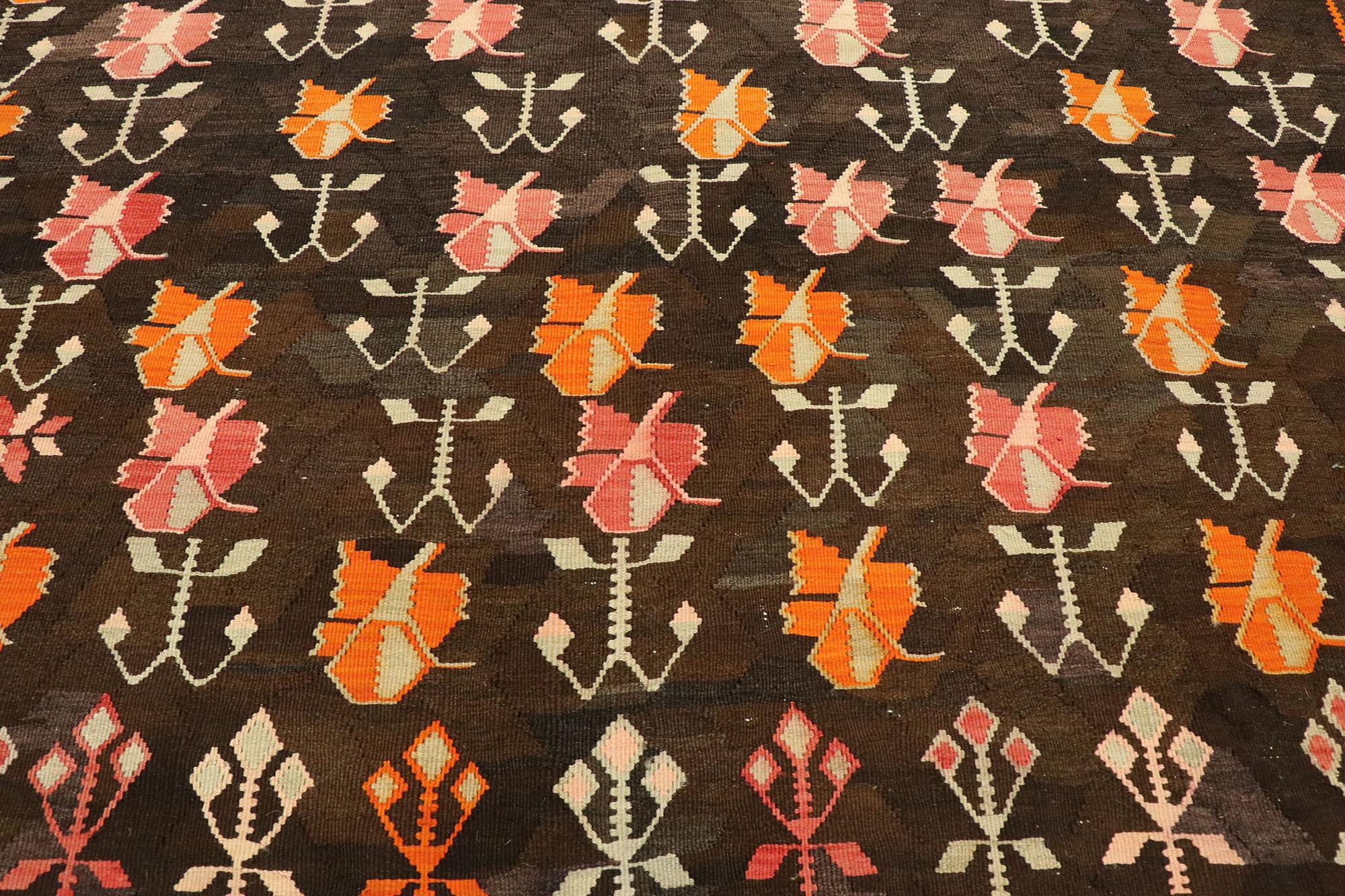 Vintage Flat-Weave Turkish Floral Kilim Rug with Boho Farmhouse Style In Good Condition In Dallas, TX