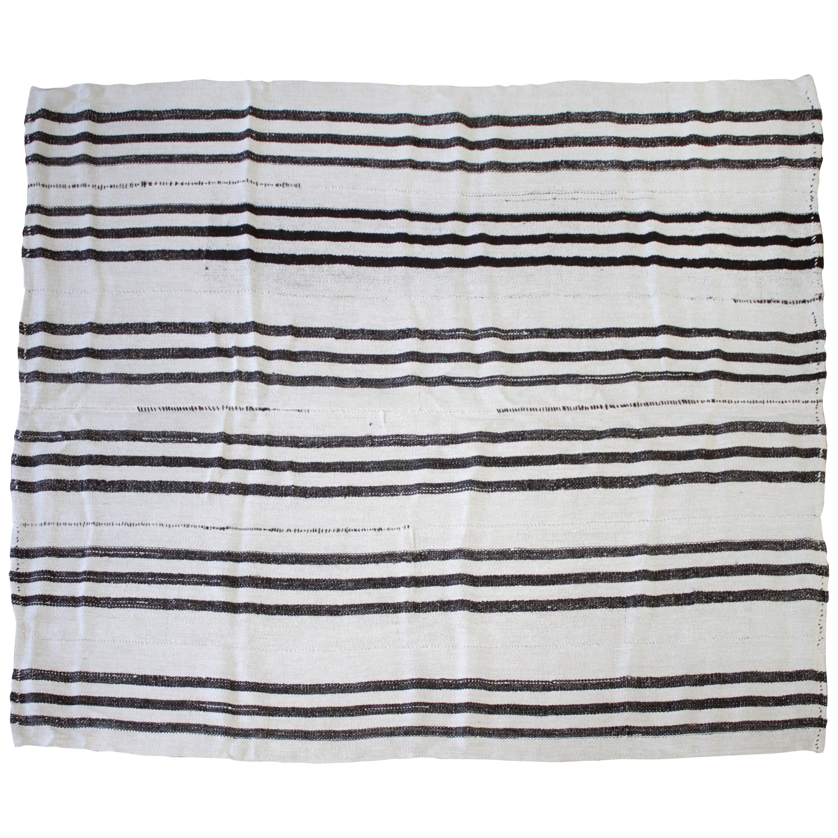 Türkischer Flachgewebe-Teppich mit cremefarbenen, weißen und braunen Streifen