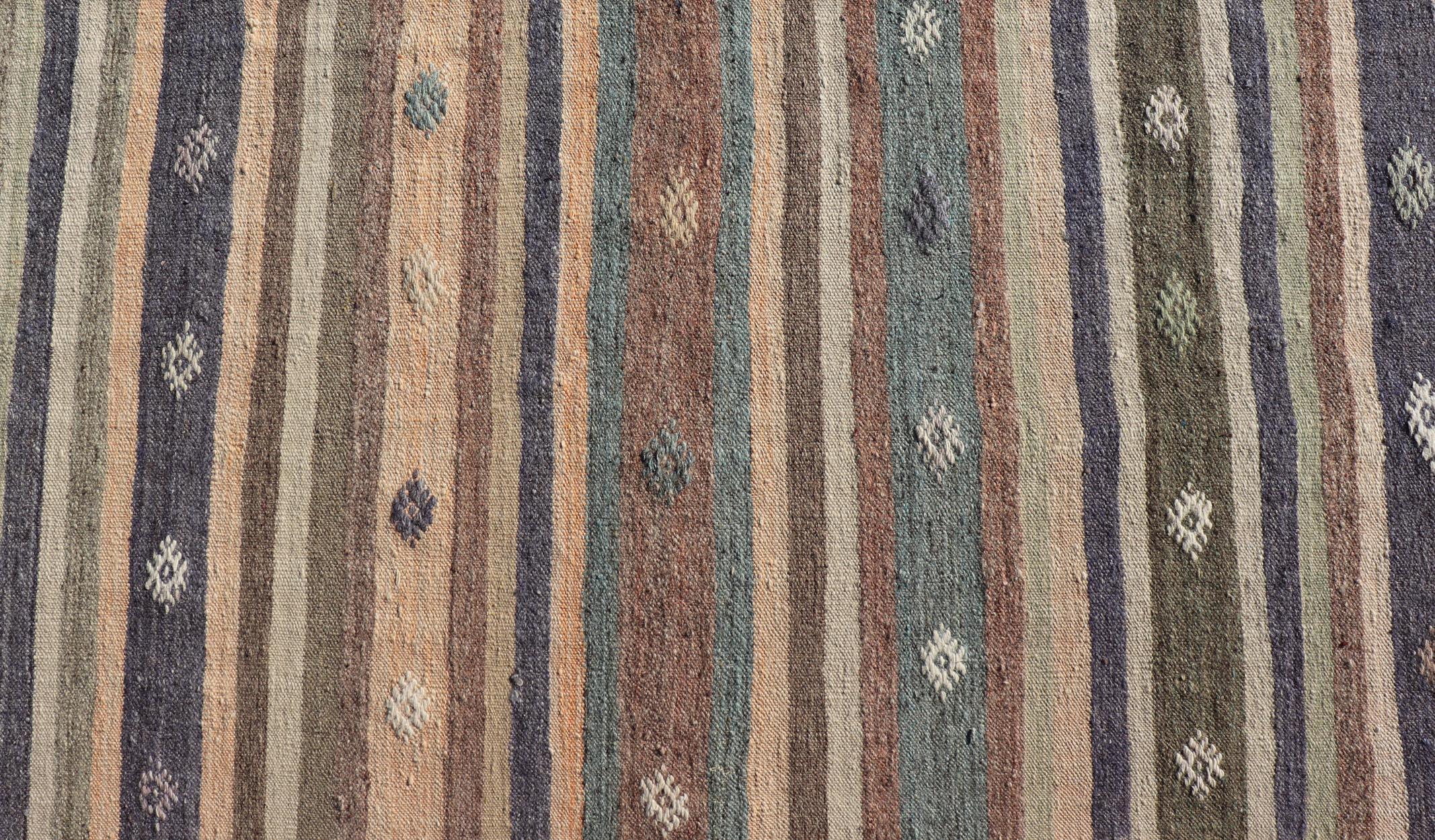 Türkischer Vintage-Kelim-Läufer aus Flachgewebe mit Streifen und modernem Motiv-Design im Angebot 4