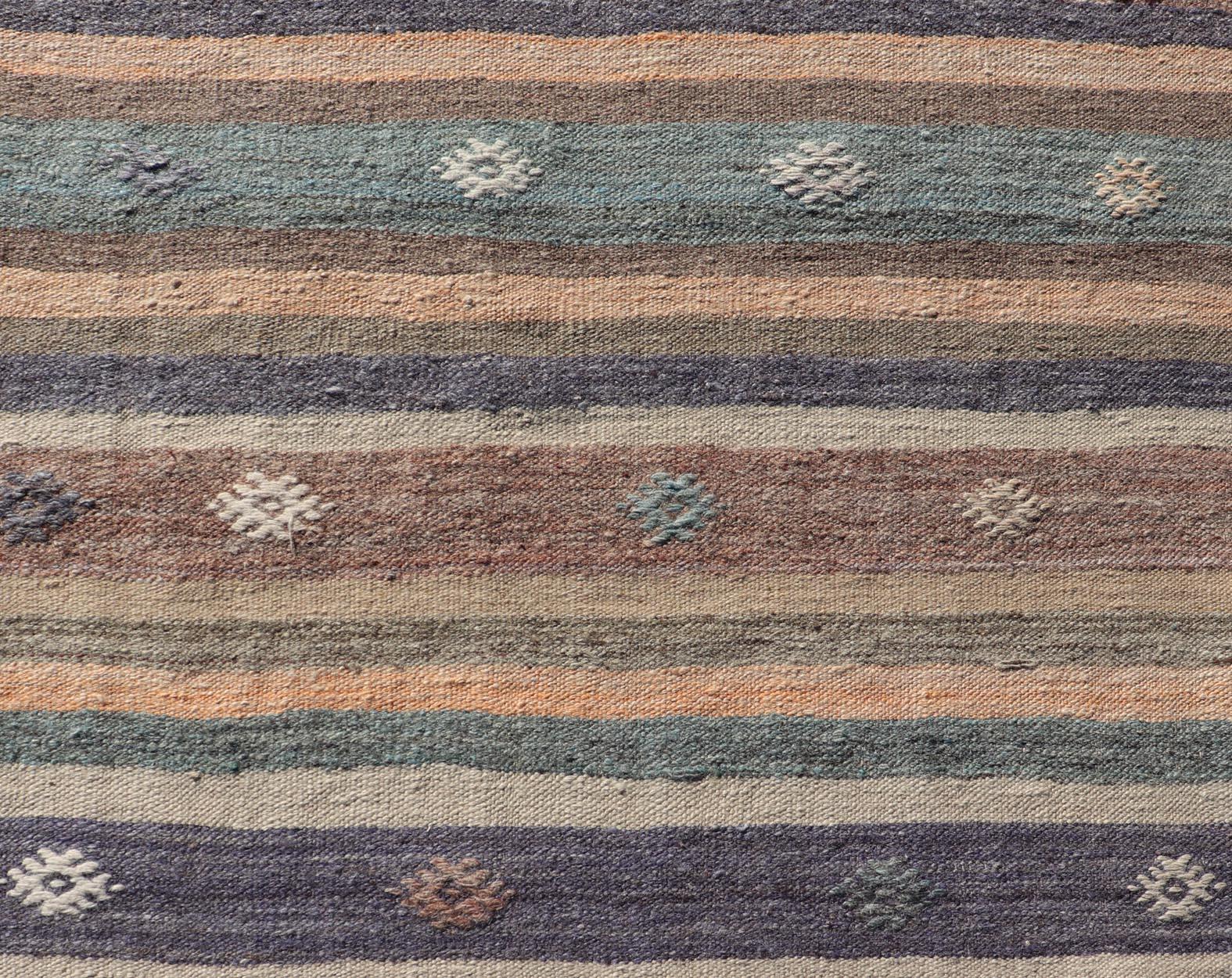 Maße: 2'8 x 9'4 
Türkischer Flachgewebe-Kilim-Läufer im Vintage-Stil mit Streifen und modernen Motiven. Keivan Woven Arts / Teppich TU-NED-5008, Herkunftsland / Art: Türkei / Kelim, um 1950
Dieser flachgewebte Kilim-Läufer im Vintage-Stil zeichnet