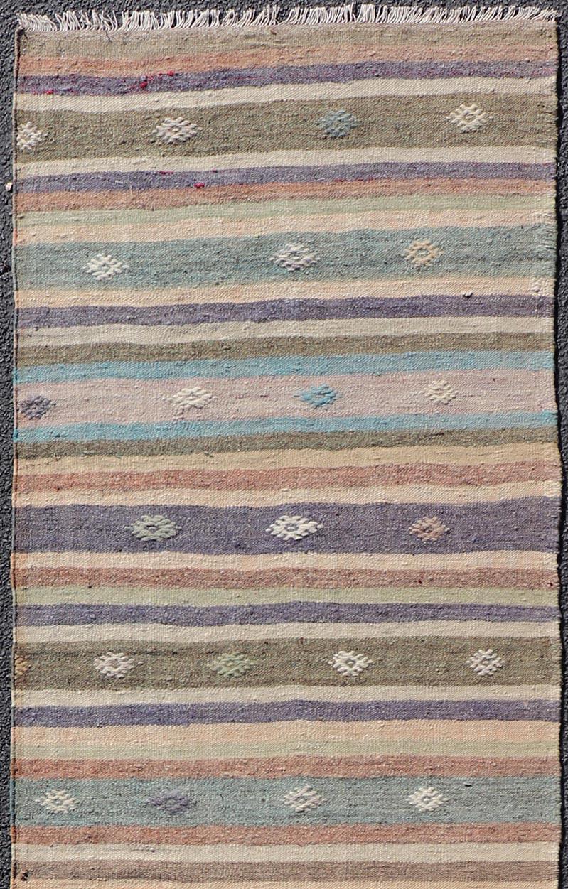 Türkischer Vintage-Kelim-Läufer aus Flachgewebe mit Streifen und modernem Motiv-Design (Handgewebt) im Angebot