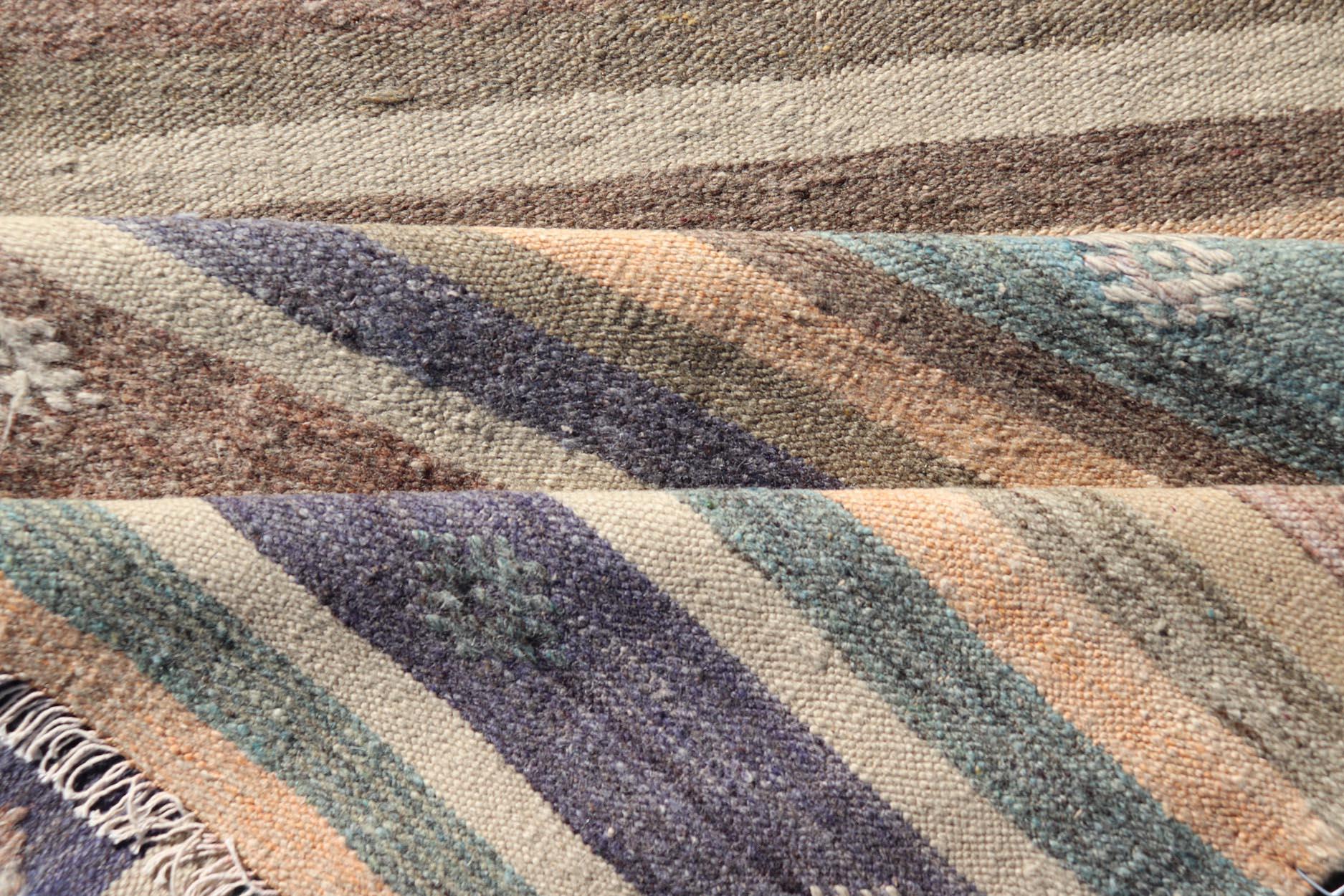 Türkischer Vintage-Kelim-Läufer aus Flachgewebe mit Streifen und modernem Motiv-Design im Angebot 1
