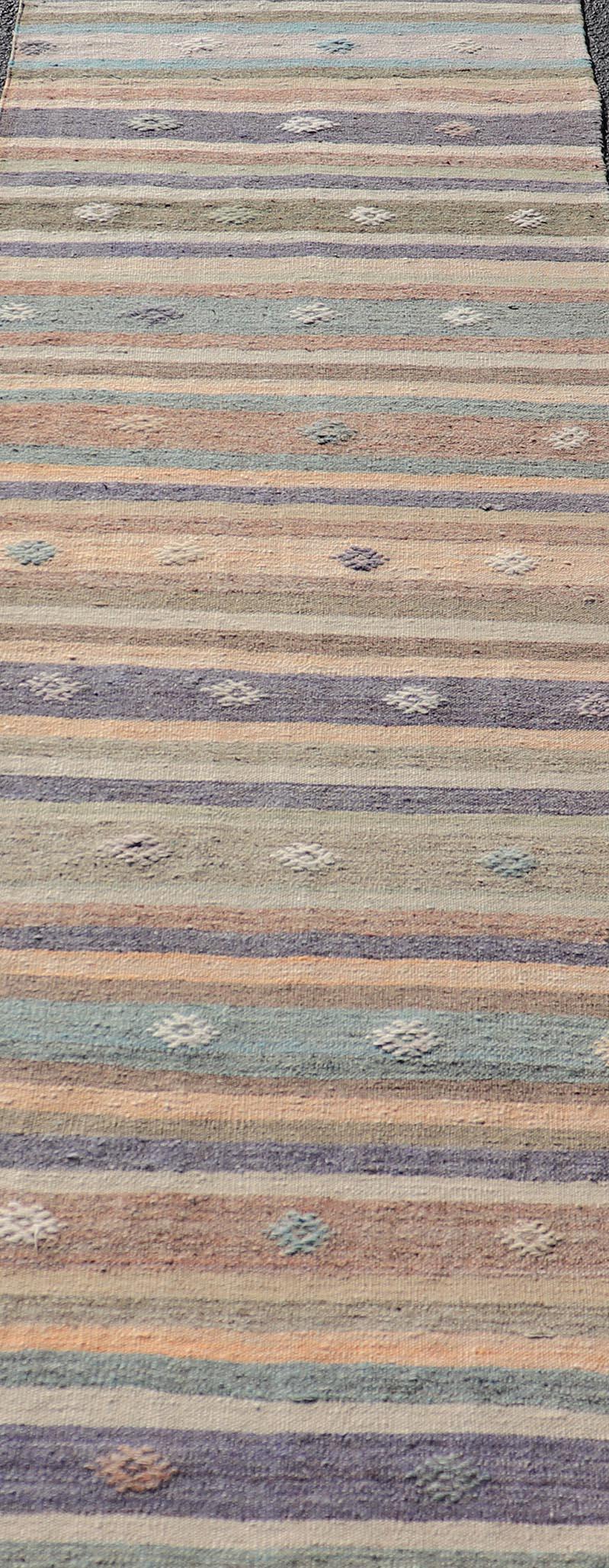 Türkischer Vintage-Kelim-Läufer aus Flachgewebe mit Streifen und modernem Motiv-Design im Angebot 2