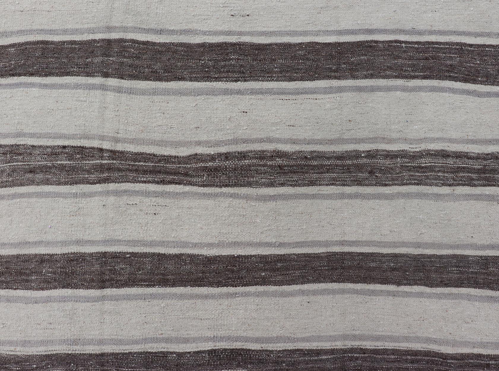 Kilim Turco Vintage de Tejido Plano con Rayas en Marfil, Gris y Carbón siglo XX en venta