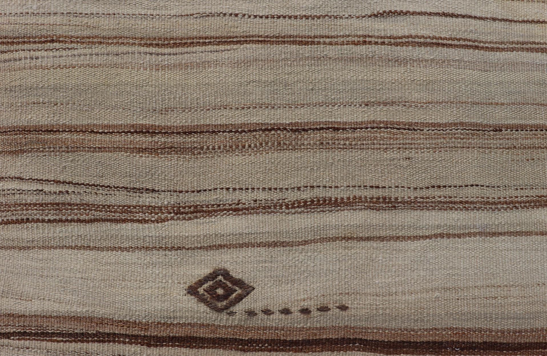 Türkischer Flachgewebe-Kilim Vintage mit Streifen in Tan, Taupe, Creme und Braun.  Vintage Turkish Kilim, Keivan Woven Arts / Teppich EN-P13141, Herkunftsland / Art: Türkei / Kelim, etwa Mitte des 20. Jahrhunderts.

Dieser flachgewebte Kelim im