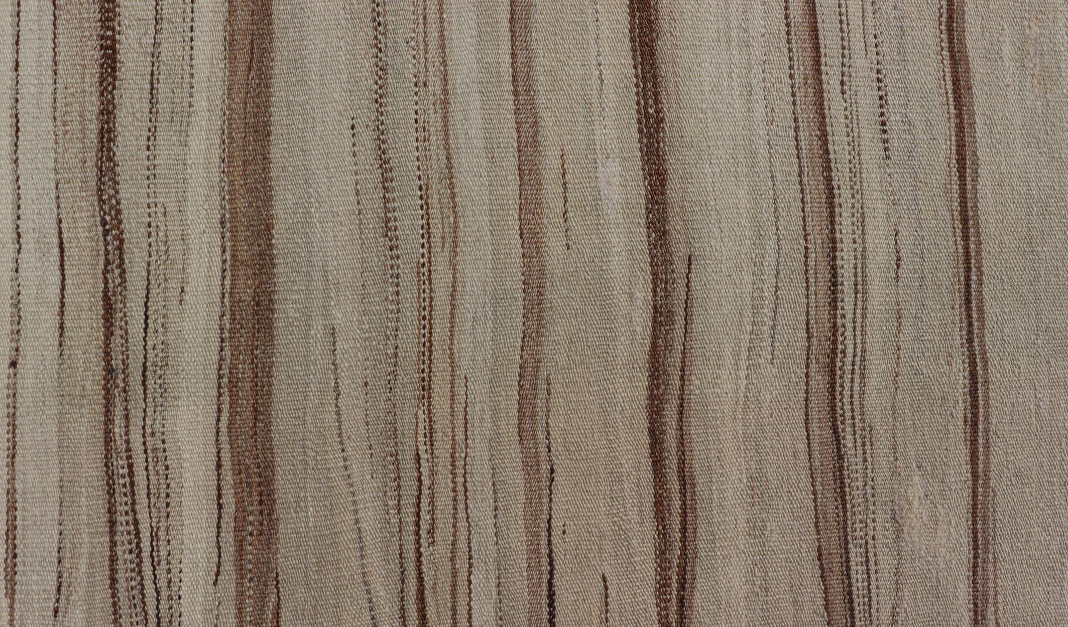 Türkischer Kelim in Flachgewebe mit Streifen in Tan, Taupe, Creme und Brown (Handgewebt) im Angebot