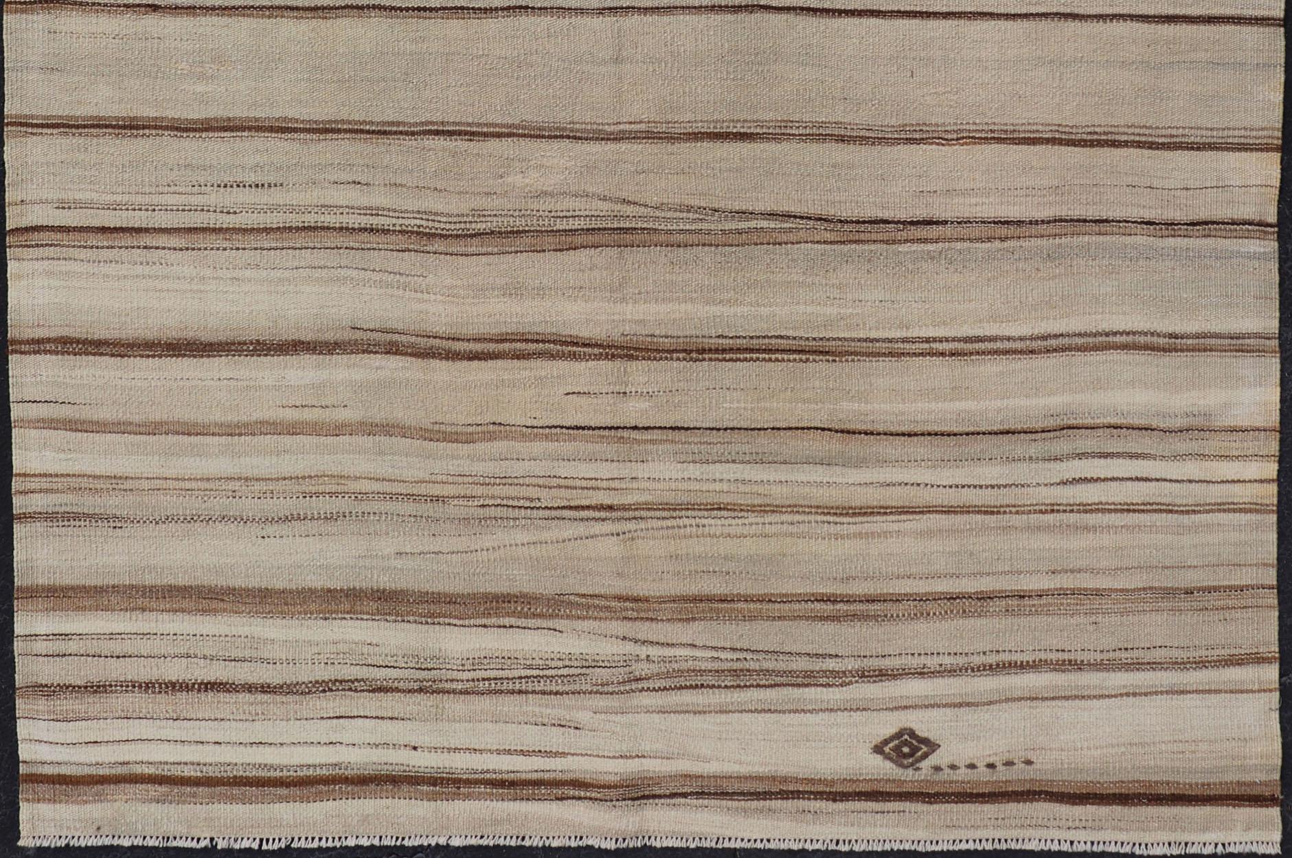 Türkischer Kelim in Flachgewebe mit Streifen in Tan, Taupe, Creme und Brown (Wolle) im Angebot