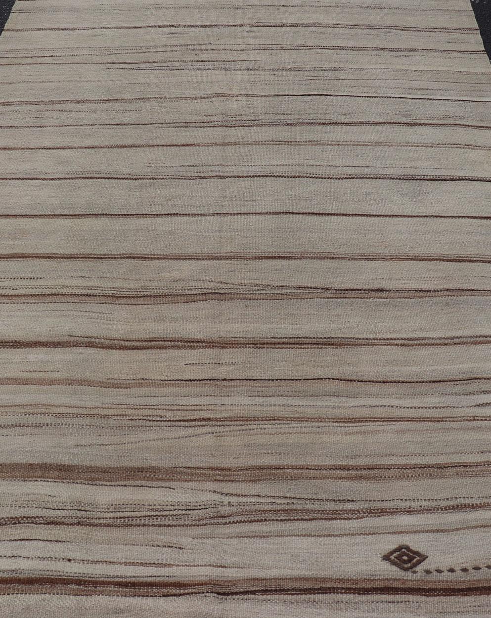 Türkischer Kelim in Flachgewebe mit Streifen in Tan, Taupe, Creme und Brown im Angebot 1