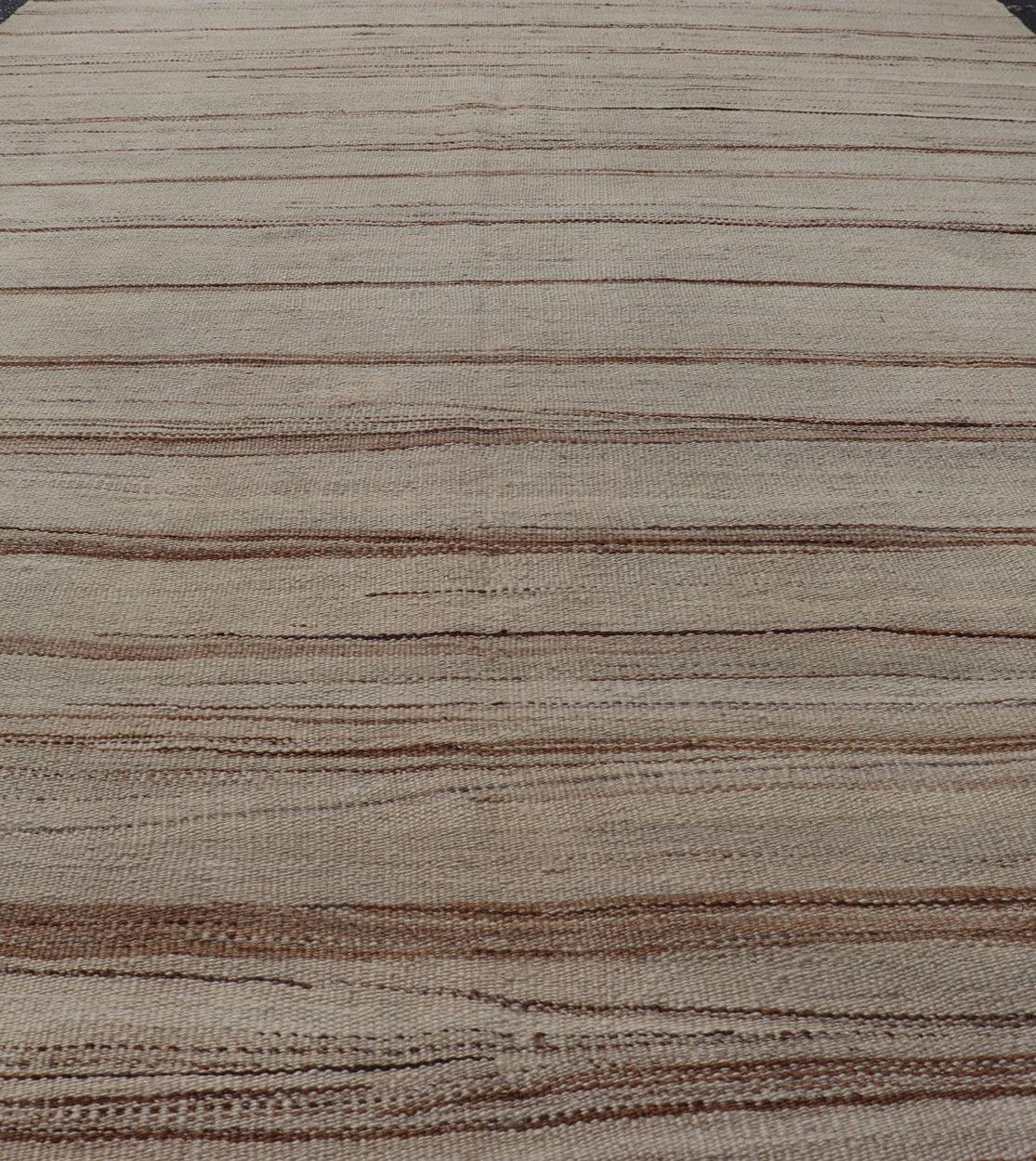 Türkischer Kelim in Flachgewebe mit Streifen in Tan, Taupe, Creme und Brown im Angebot 2