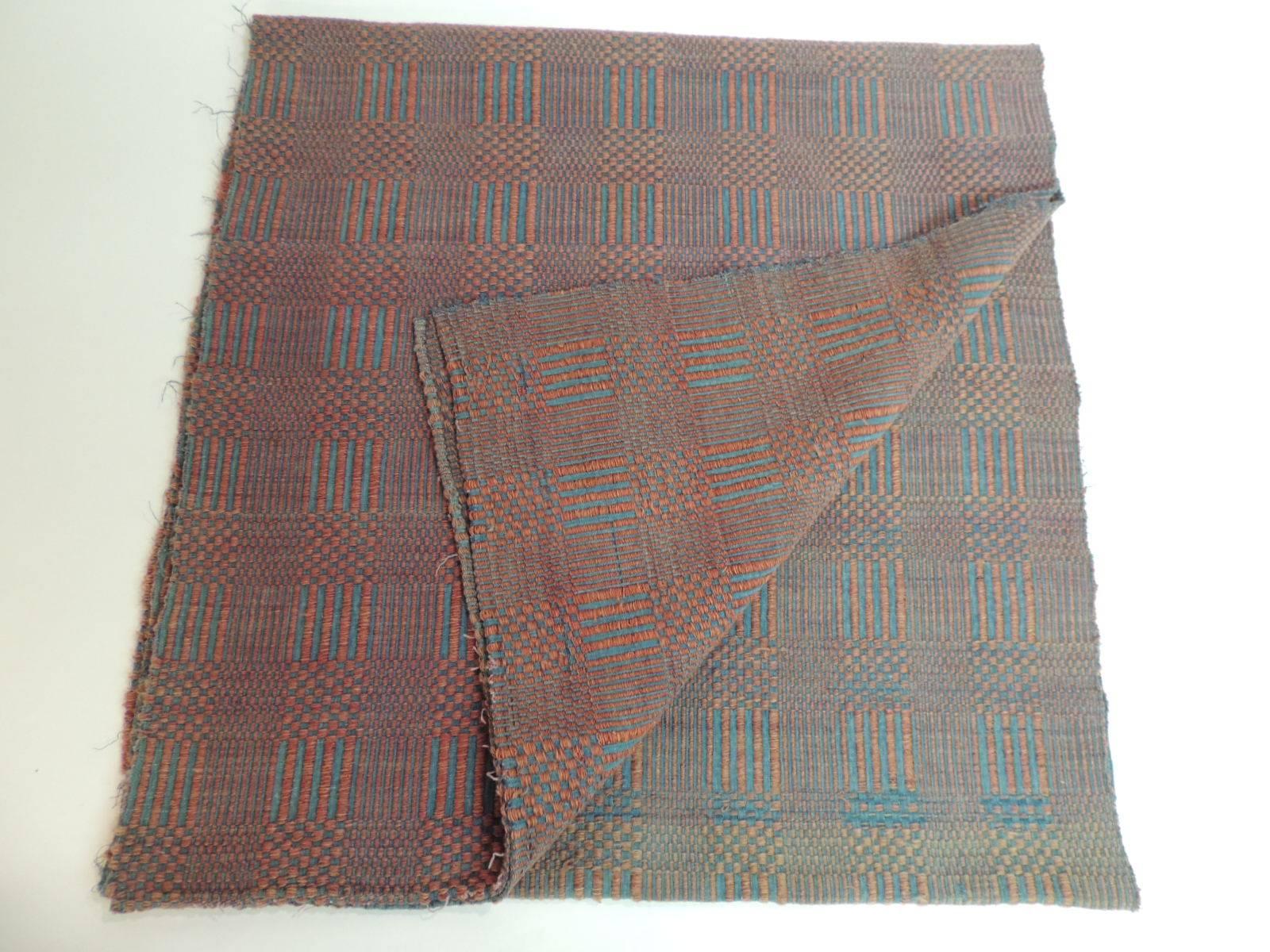 Vintage flat-woven Americana carpet runner/Rug
Americana flat basket weave rustic runner. Antique carpet runner: woven threads in shades of blue and red undertones. Finish on all edges. No stains in the runner nor any shredding.
Size: 27