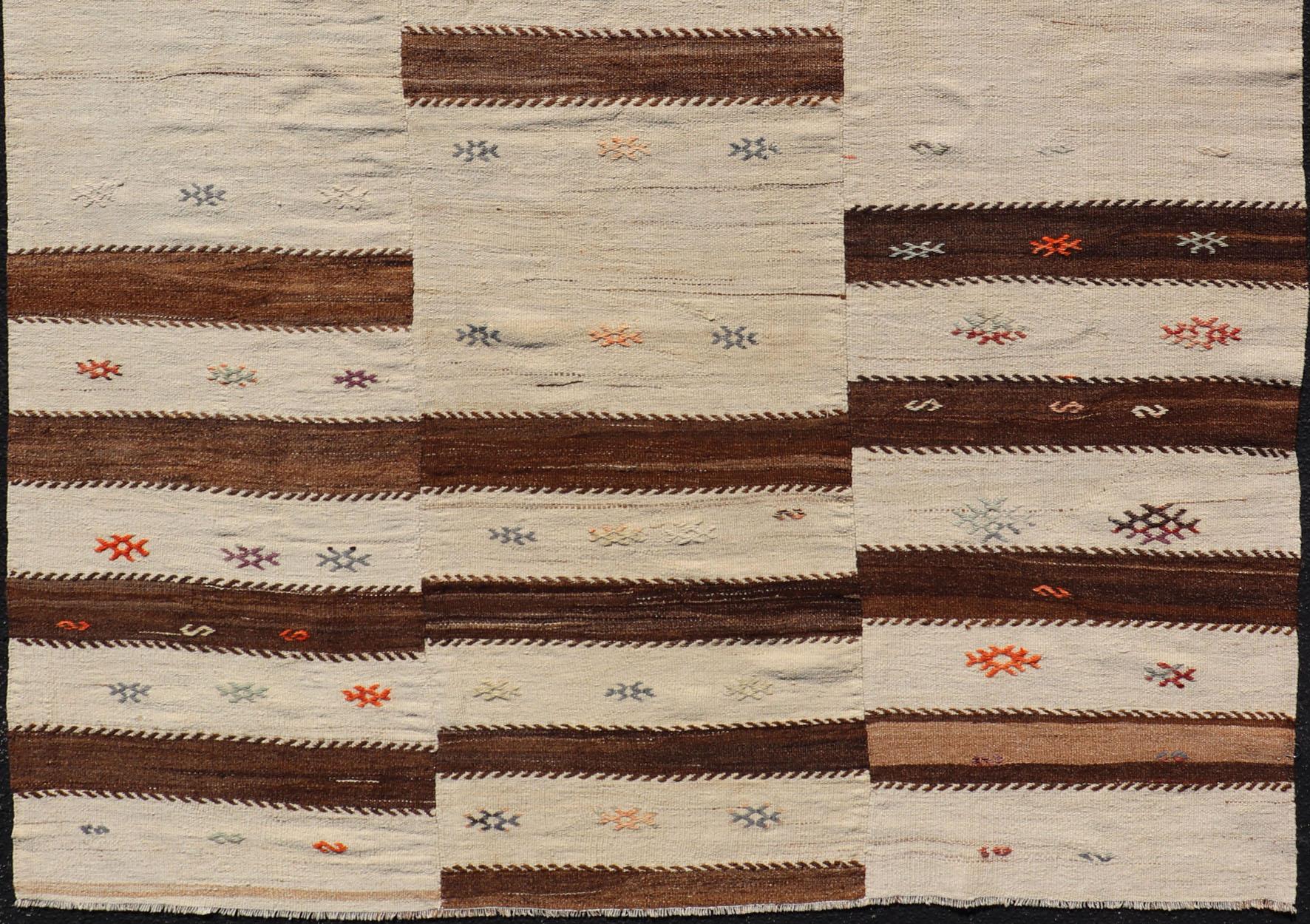 Mesures : 6'0 x 7'10 

Keivan Woven Arts Vintage Flat-Woven Turkish Paneled Kilim Rug in Wool with Stripe Design. Keivan Woven Arts ; tapis EN-14691, pays d'origine / type : Turquie / Kilim, circa 1950.

Ce kilim tribal turc à tissage plat a été