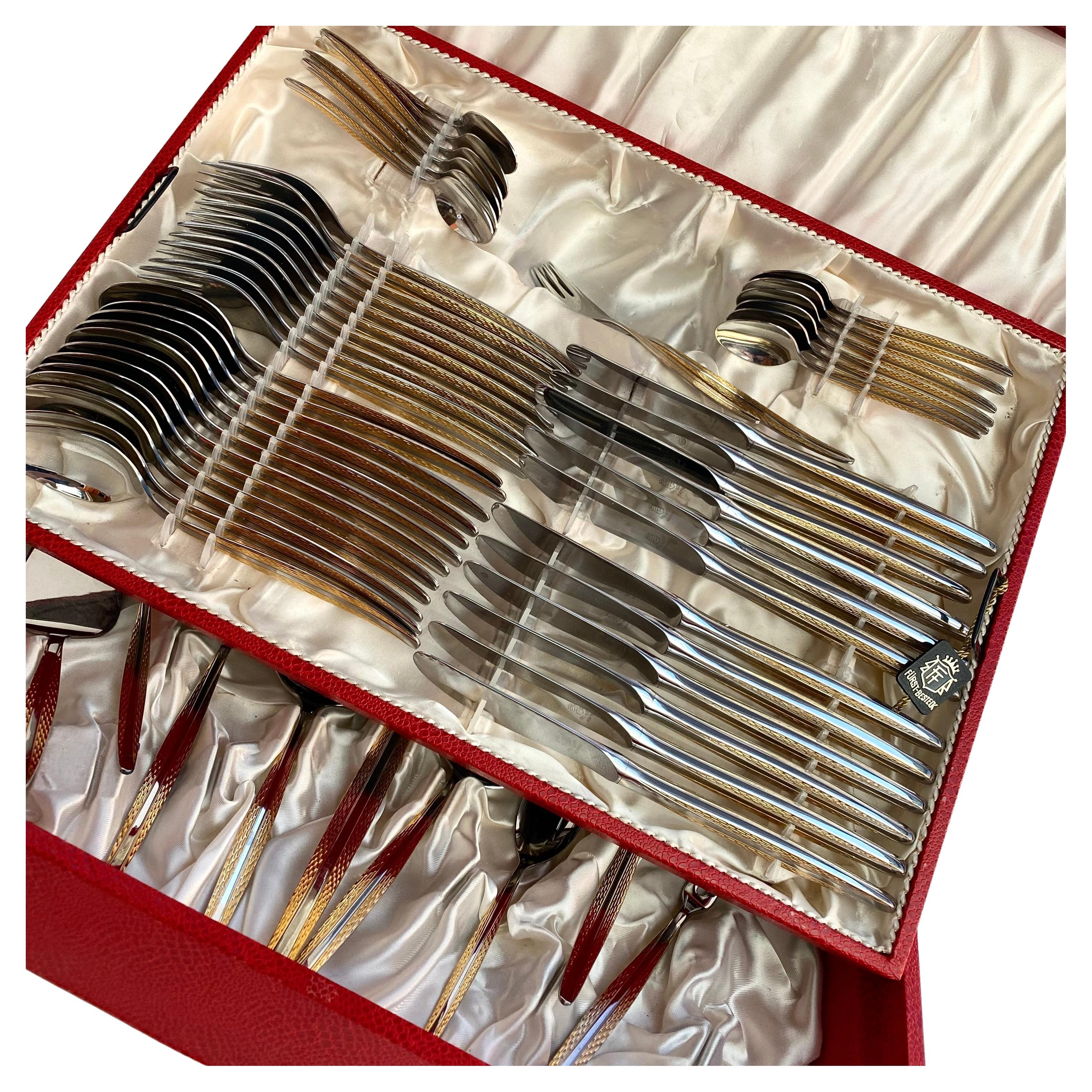 Juego de cubiertos Solingen de acero inoxidable de alta calidad en cantidad de 68 piezas para 12 personas en un elegante envase.

Alemania, años 60.

Resistente a la oxidación. Tecnología de pulido espejo, resistente a la deformación, se adapta bien