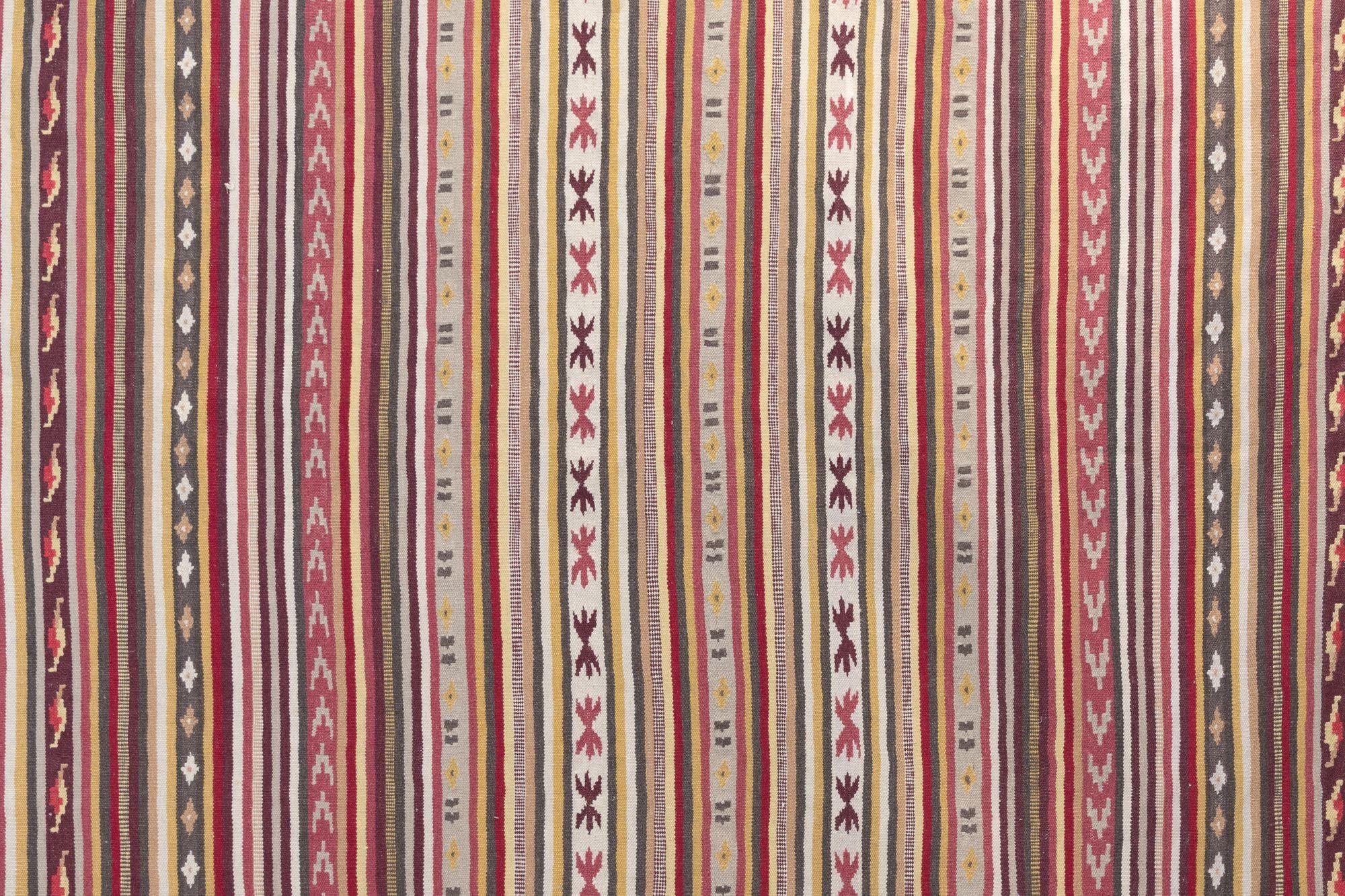 Türkischer Flachgewebeteppich im Vintage-Stil mit Streifen. Um 1950er Jahre. Alle unsere Teppiche werden einer professionellen Reinigung unterzogen. Aufgrund ihres Alters und ihres früheren Lebens können einige jedoch leichte Gebrauchsspuren