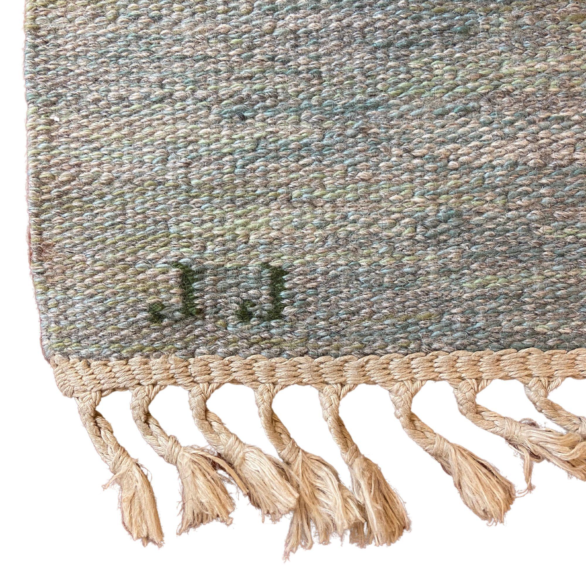 Dieser einzigartige skandinavische Teppich wurde von der bekannten Weberin und Textilkünstlerin Judith Johansson um 1955 in Schweden handgeknüpft. Mit eingewebtem Schriftzug 