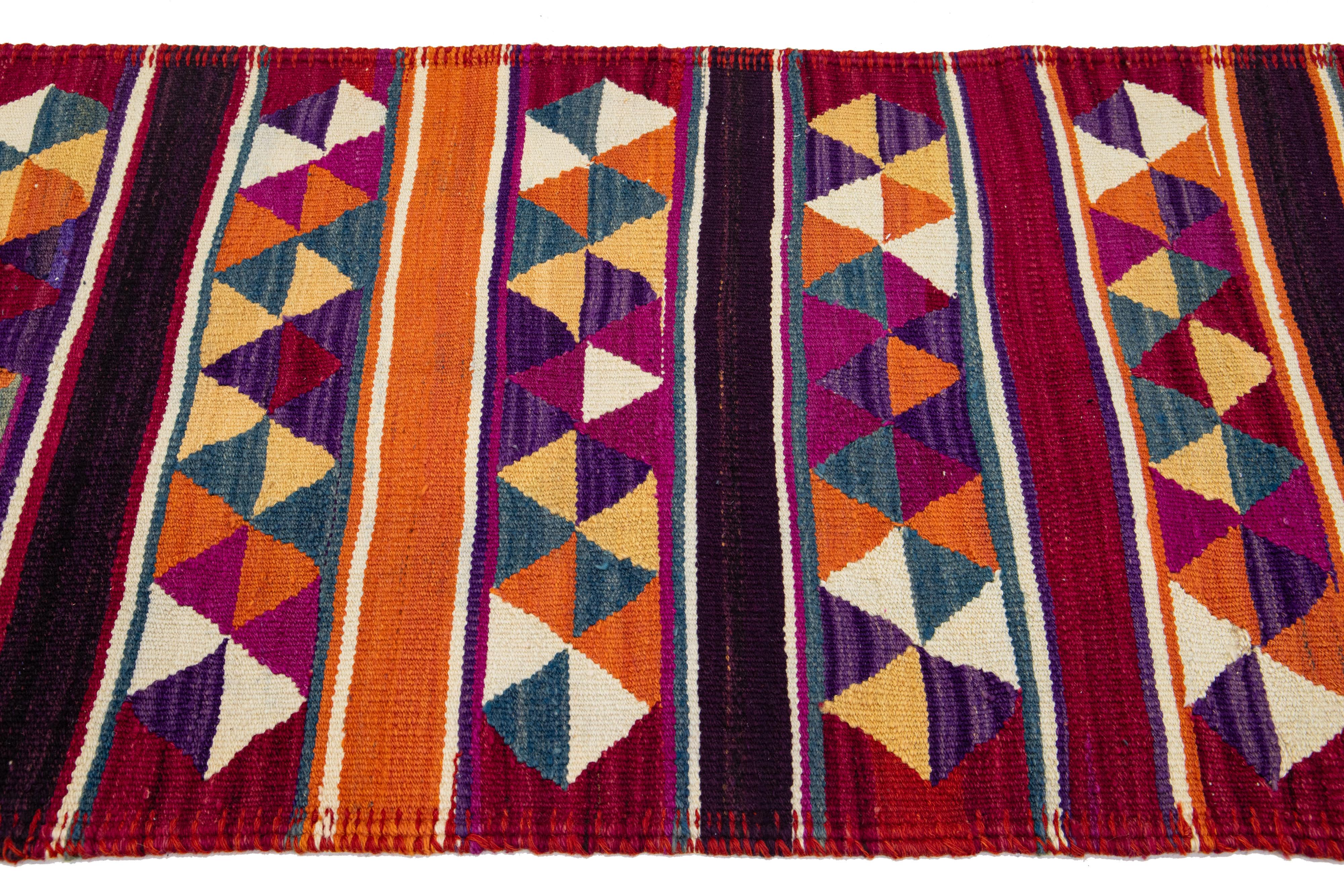 Flachgewebter türkischer Kelim-Wollteppich im Vintage-Stil mit mehrfarbigem geometrischem Design im Angebot 3