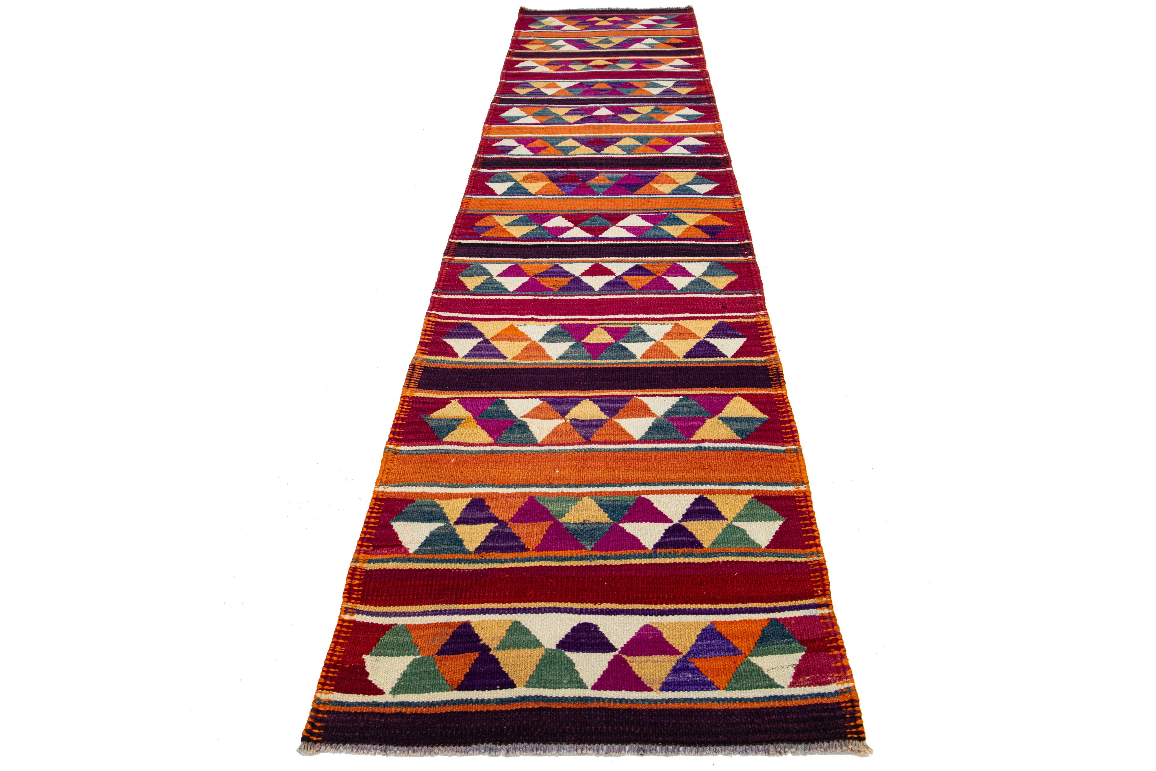 Ce magnifique tapis kilim en laine présente un superbe design géométrique sur toute sa surface et un champ multicolore vibrant. L'artisanat méticuleux et fait à la main garantit un ajout unique à n'importe quel espace.

Ce tapis mesure 2'9
