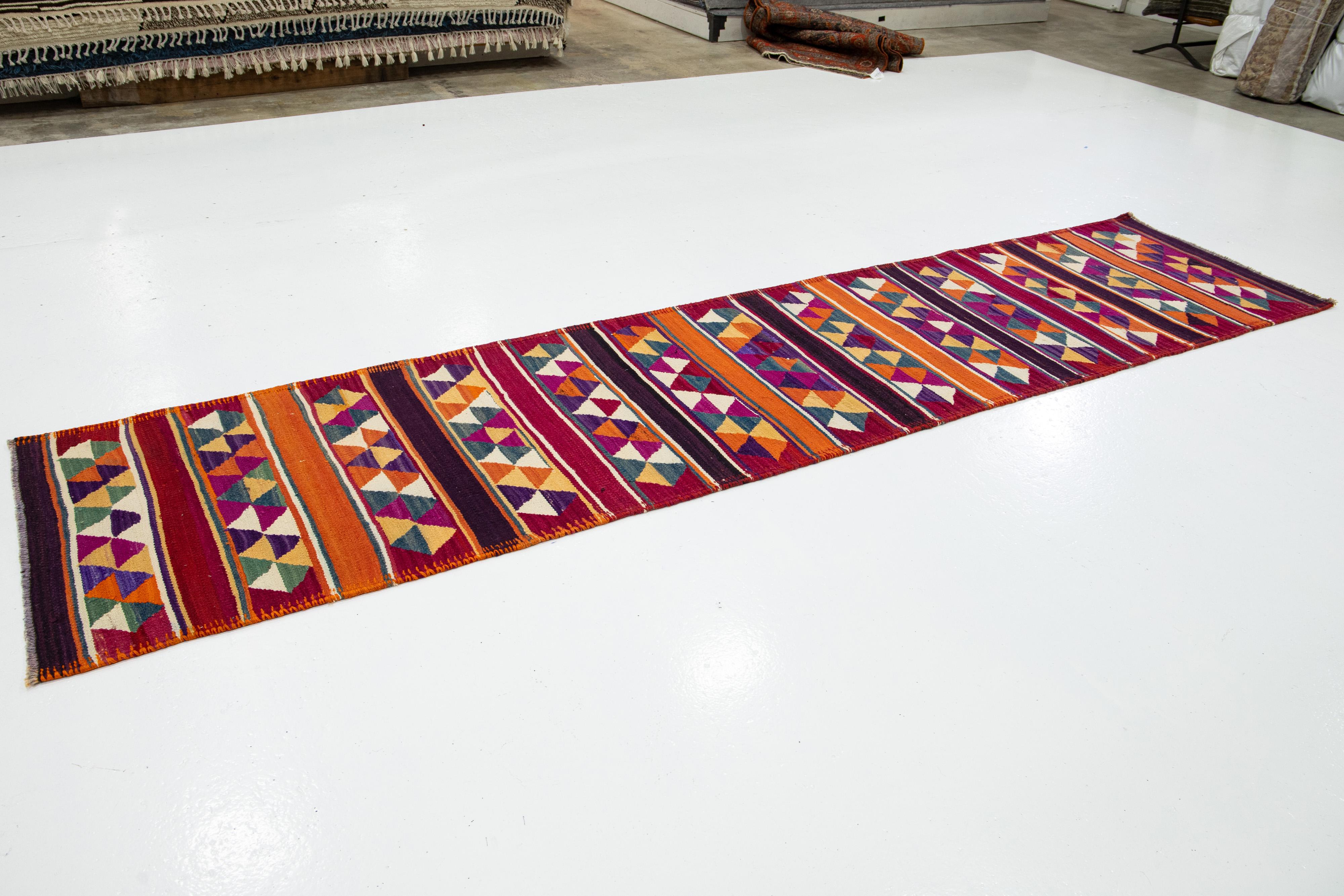 Noué à la main Tapis turc Kilim à tissage plat avec motif géométrique multicolore en vente