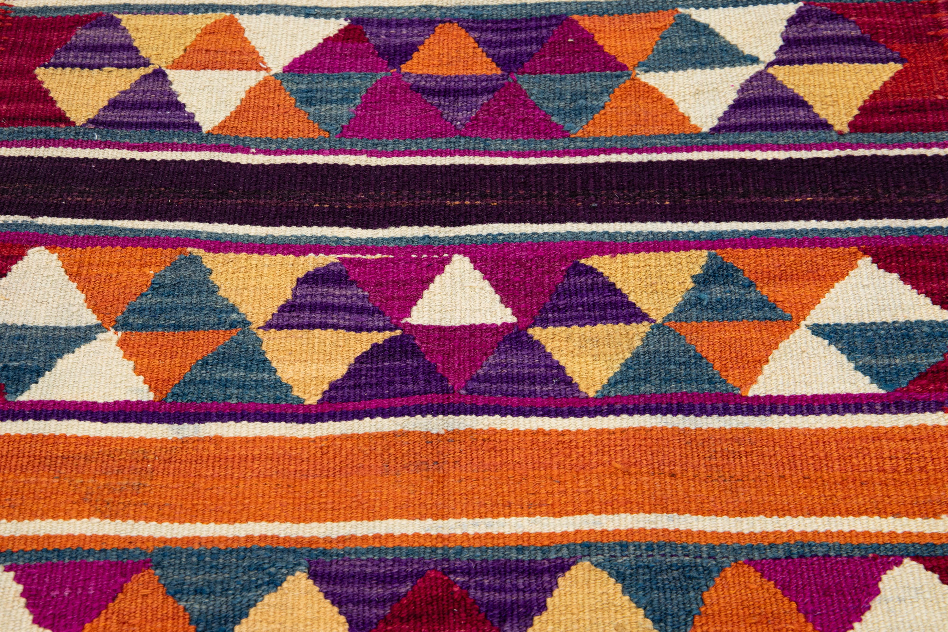 Flachgewebter türkischer Kelim-Wollteppich im Vintage-Stil mit mehrfarbigem geometrischem Design (Wolle) im Angebot