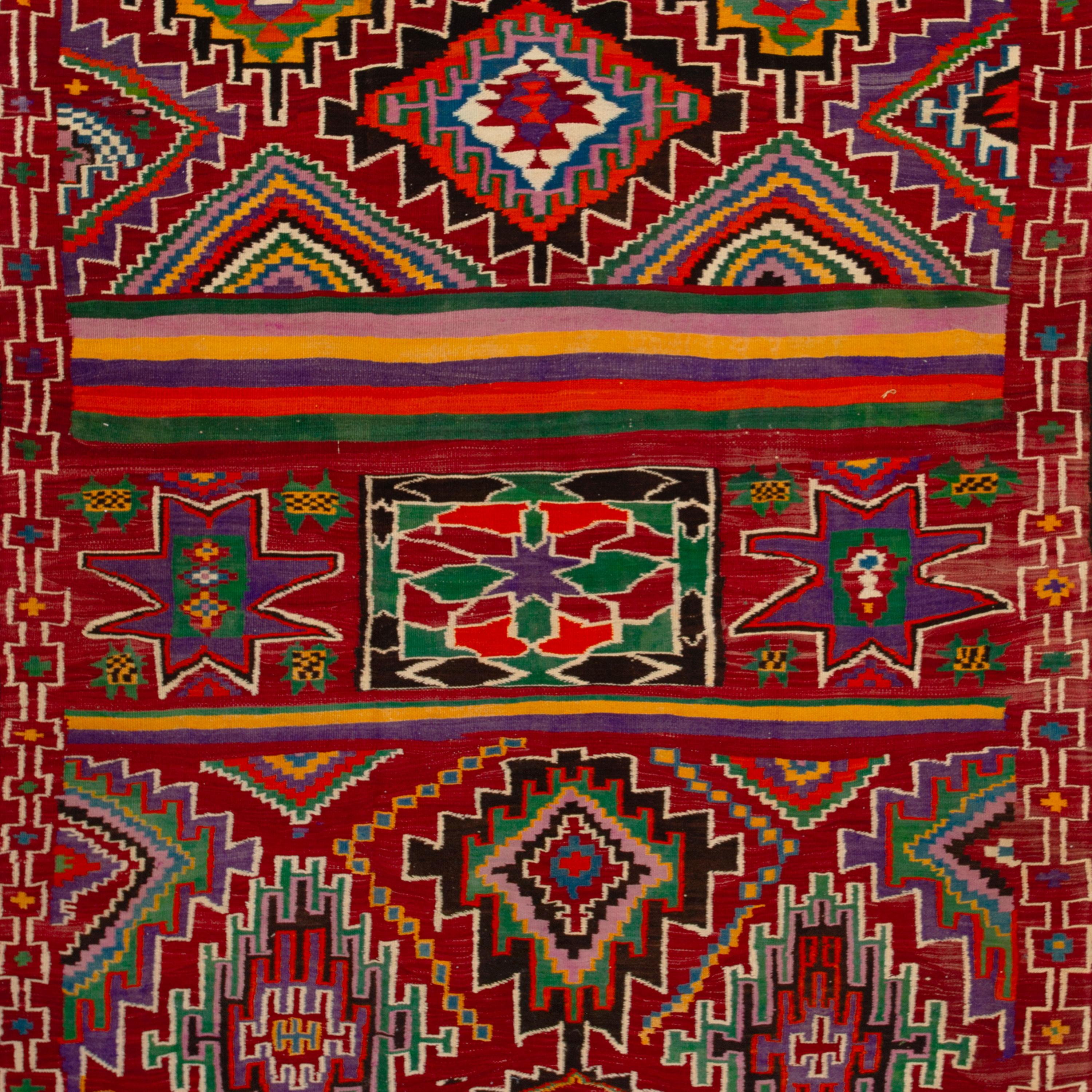 Ce tapis kilim turc vintage a été tissé au début du 20e siècle dans les anciennes habitations de Kanya et Malatya par des communautés nomades d'Anatolie. Tissés à la main à partir de la laine collectée et filée de leurs propres troupeaux, ces