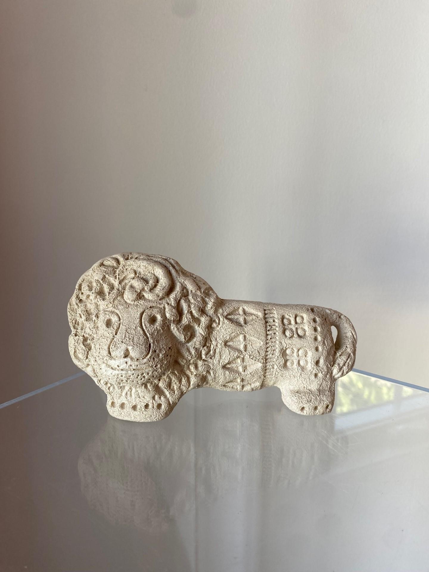 This vintage Flavia Montelupo Ceramic lion is a beautiful addition to any collection. Made in Italy by Aldo Londi (Bitossi), this unglazed figure showcases the intricate details of a playful lion. The ceramic material adds a touch of elegance to any