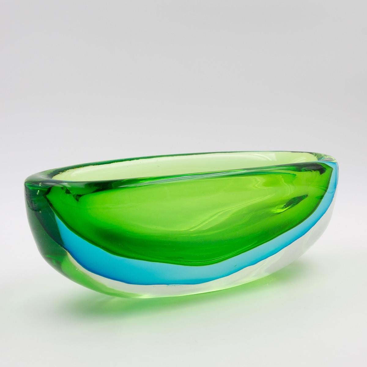 Very fine and large Seguso bowl in glass submerged in blue and green tones
Large and heavy piece
Strong and beautiful presence.

We are located in Belgium; we present Postwar decorative arts with an emphasis on Line Vautrin, French decorators