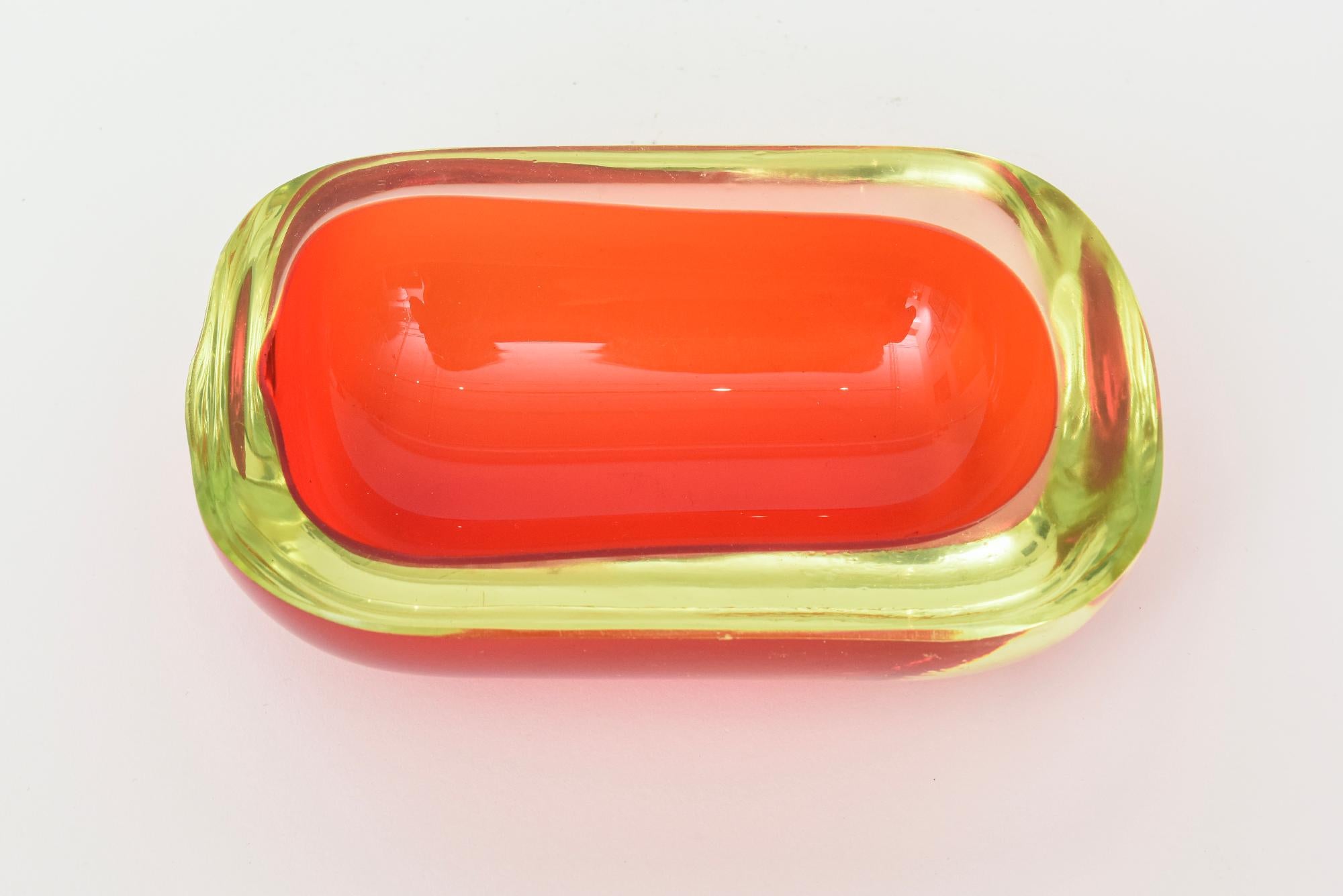 Diese fabelhafte Vintage Murano Flavio Poli mundgeblasenem Glas längliche Schale oder Servierstück ist aus den 60er Jahren. Er ist rot mit einem gelben Rand, der Uran enthält, was sehr begehrt ist. Die Farben sind leuchtend und die Schale hat eine