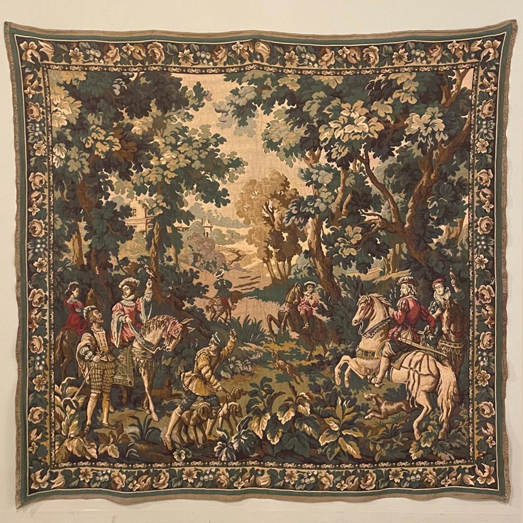 Der flämische Vintage-Wandteppich mit Jagdszene ist eine prächtige Wiedergabe der Kunst in Stoff, in der sich die Flamen seit vielen Jahrhunderten auszeichnen! Eine häufig verwendete Szene zeigt eine wohlhabende Jagdgesellschaft zu Pferd, mit