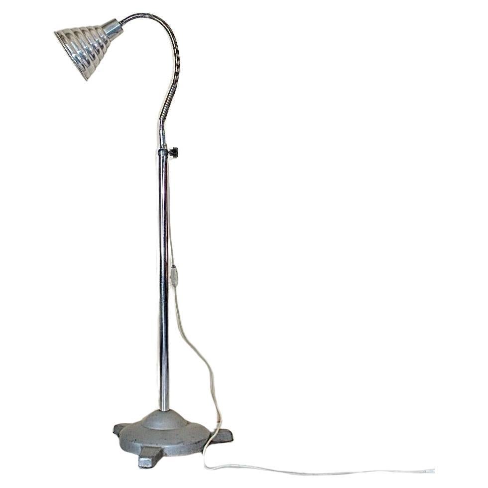 Mid Century Modern Industrial Chromed and Steel Flexible Floor Lamp, Italy 1960s In Good Condition For Sale In Ceglie Messapica, IT