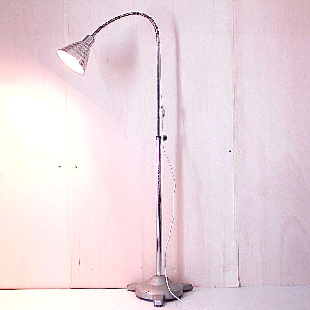Mid Century Modern Industrial Chromed and Steel Flexible Floor Lamp, Italy 1960s For Sale 5