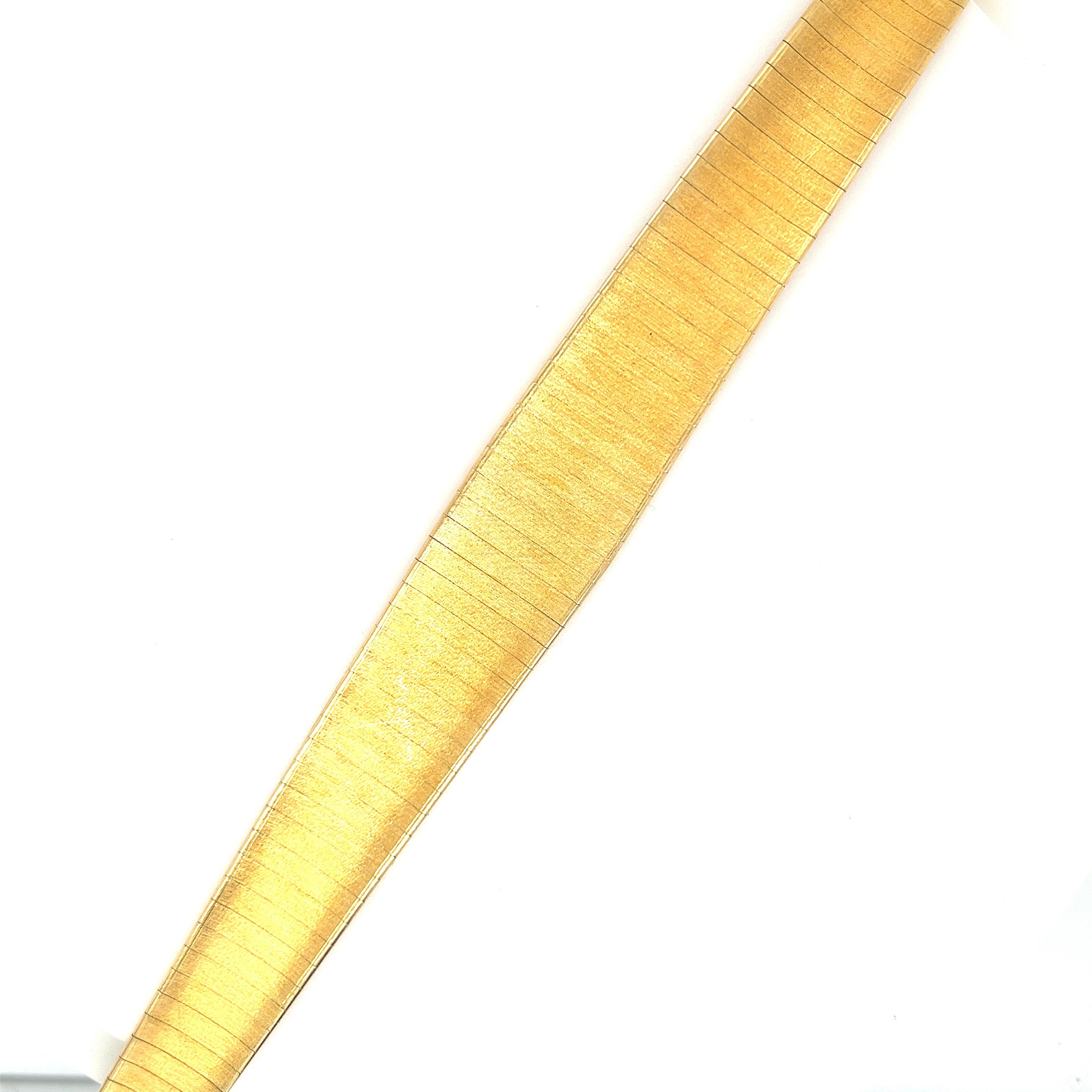 Flexibles, mattiertes Vintage-Armband aus massivem 18-karätigem Gelbgold im Zustand „Gut“ im Angebot in Miami, FL