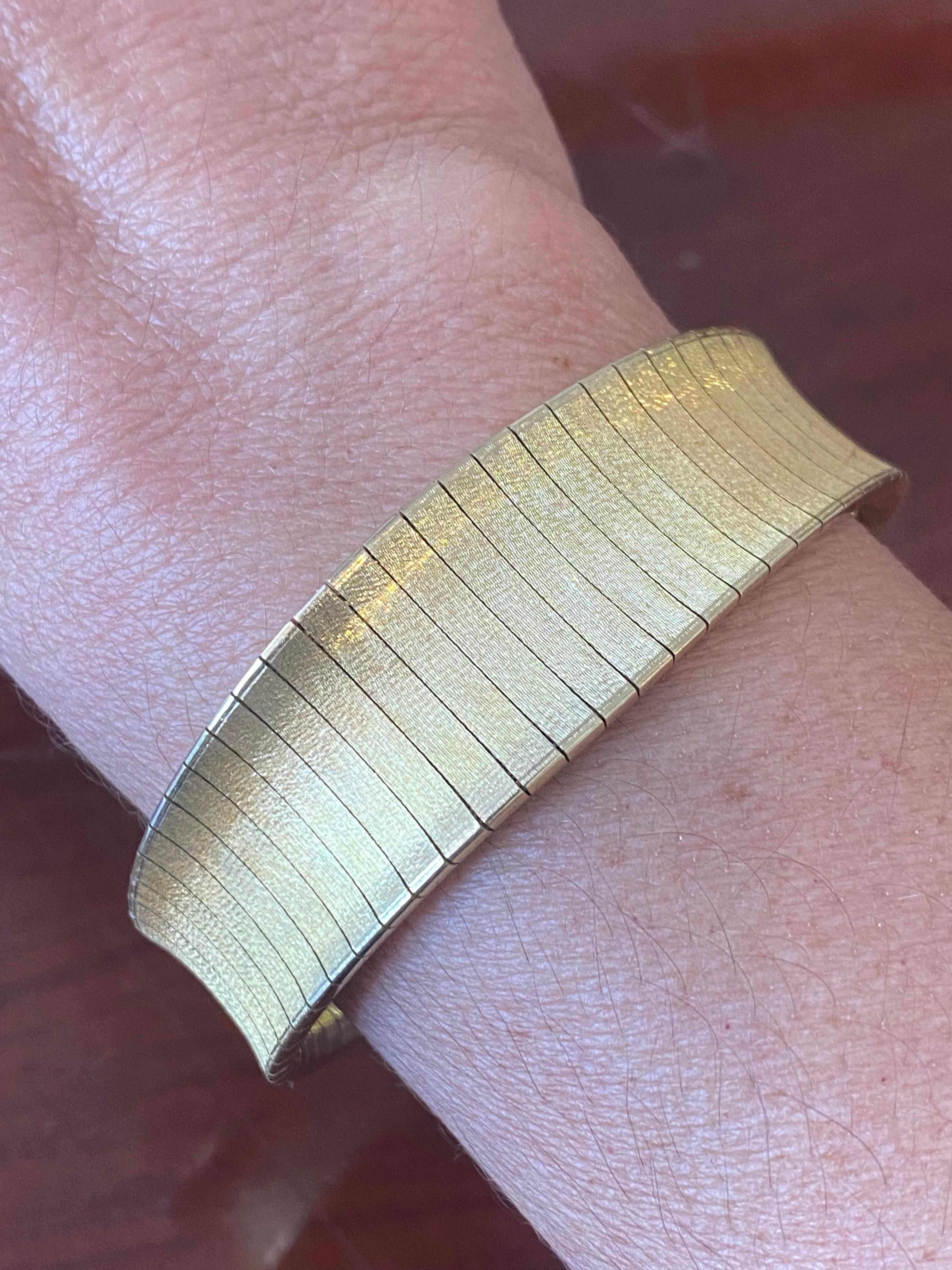 Vintage Flexible Matte Finish Bracelet in 18K Solid Yellow Gold In Good Condition For Sale In Miami, FL