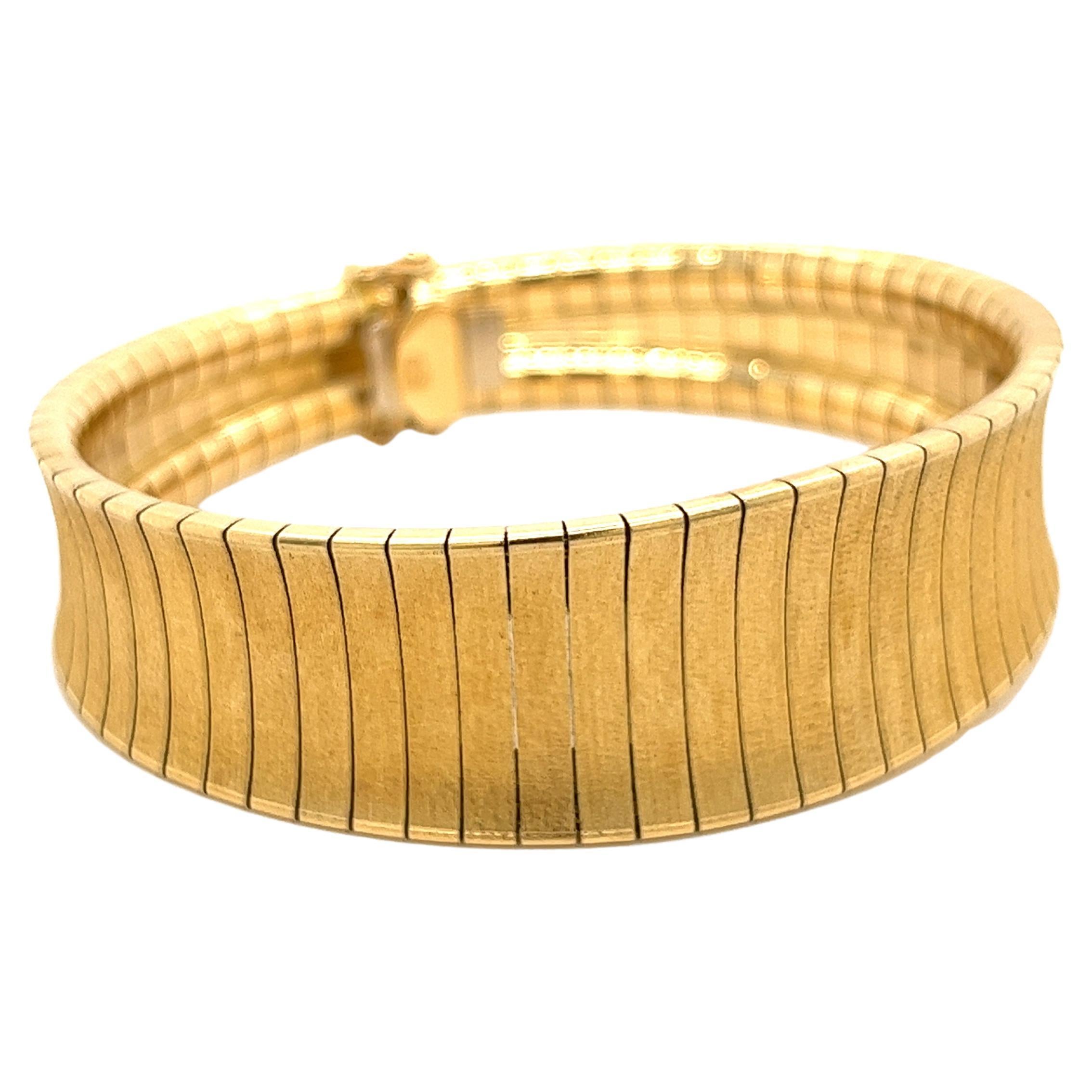 Flexibles, mattiertes Vintage-Armband aus massivem 18-karätigem Gelbgold im Angebot