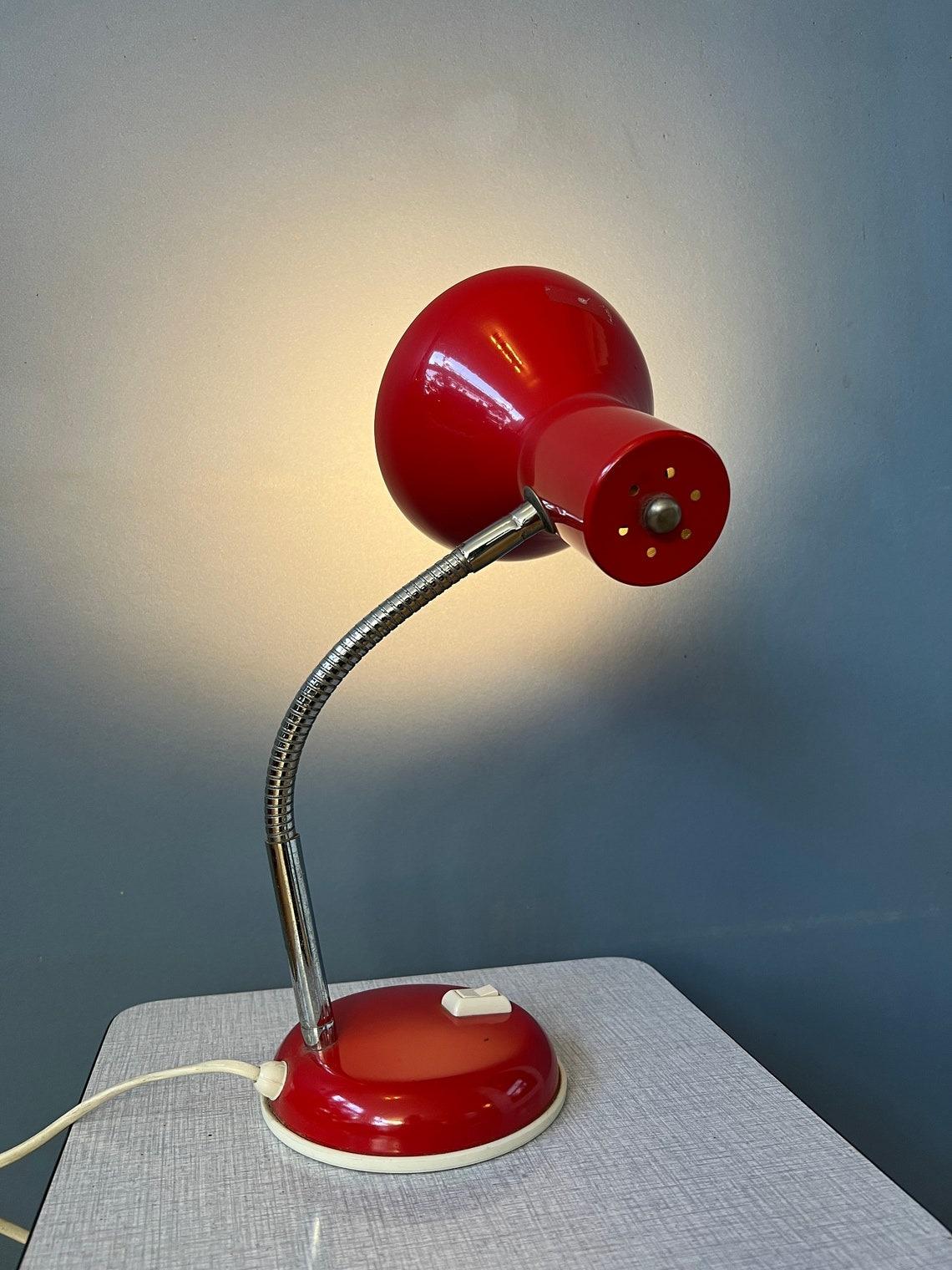 Petite lampe de table vintage space age de couleur rouge avec bras flexible. Le bras et l'abat-jour peuvent être positionnés de la manière souhaitée. La lampe est en métal. La lampe nécessite une ampoule E27/26 (standard) et dispose actuellement