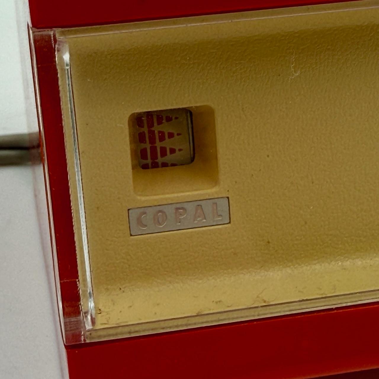 Il Copal Vintage Flip Clock con sveglia e luce notturna, modello 227, è un esempio di precisione e stile. 

Realizzato con cura in Giappone negli anni '60/'70, questo orologio presenta un corpo in plastica rossa resistente, un frontale color crema e