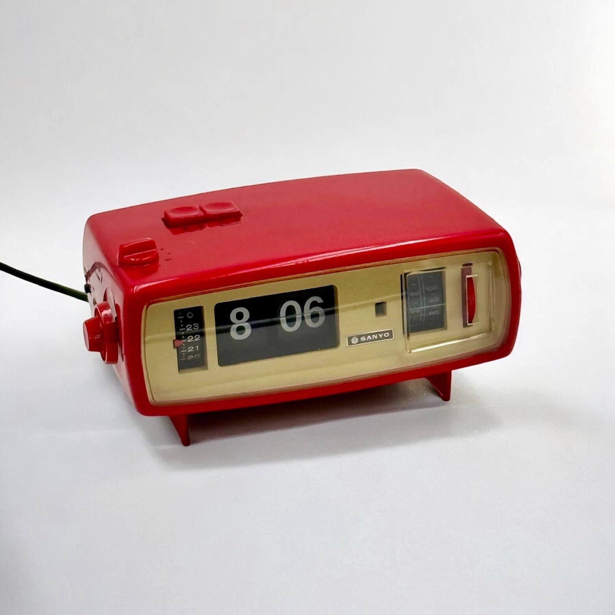 Ère spatiale Horloge rétro avec radio etalarme Sanyo SCA-T45 fabriquée au Japon, années 1960-70 en vente