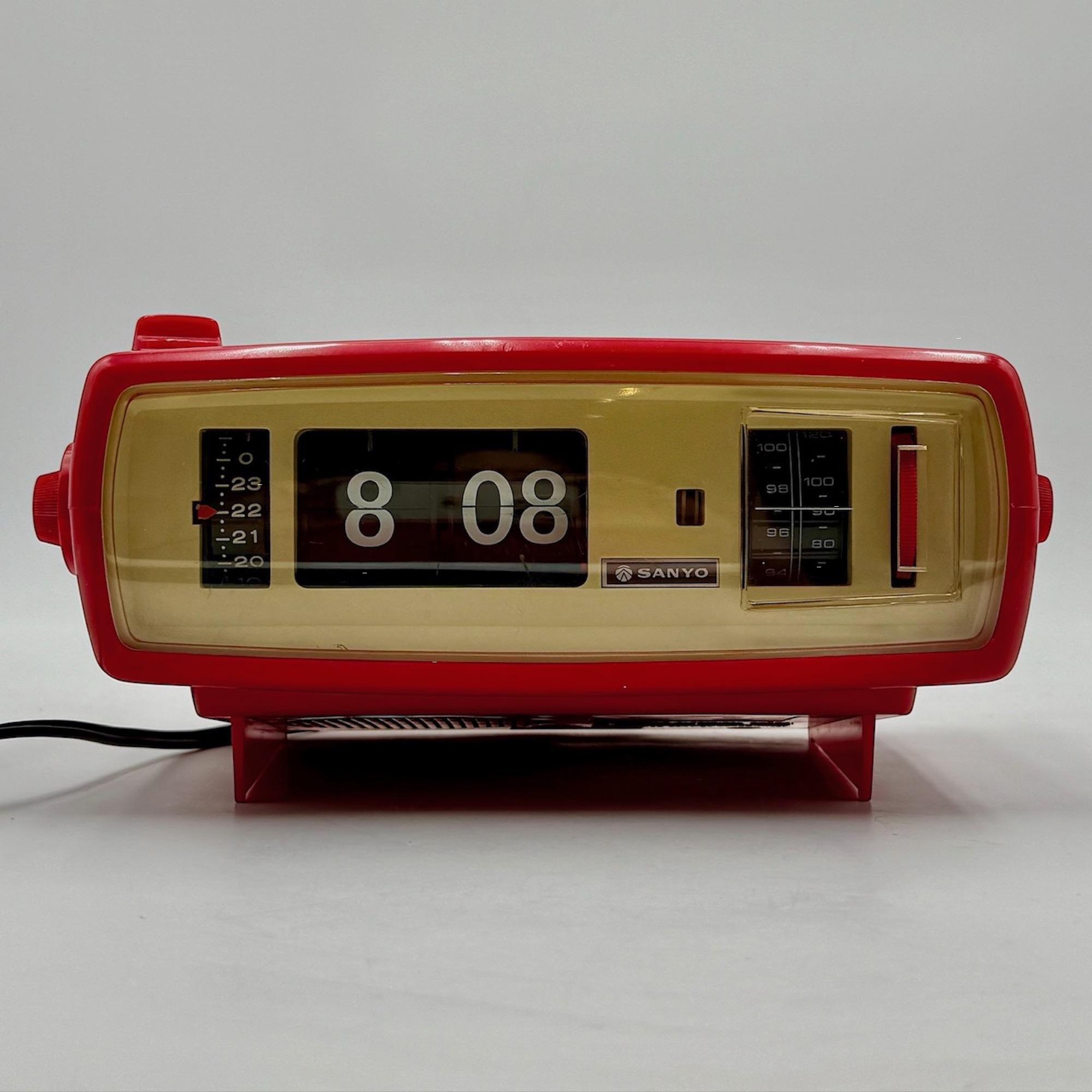 Horloge rétro avec radio etalarme Sanyo SCA-T45 fabriquée au Japon, années 1960-70 Bon état - En vente à San Benedetto Del Tronto, IT