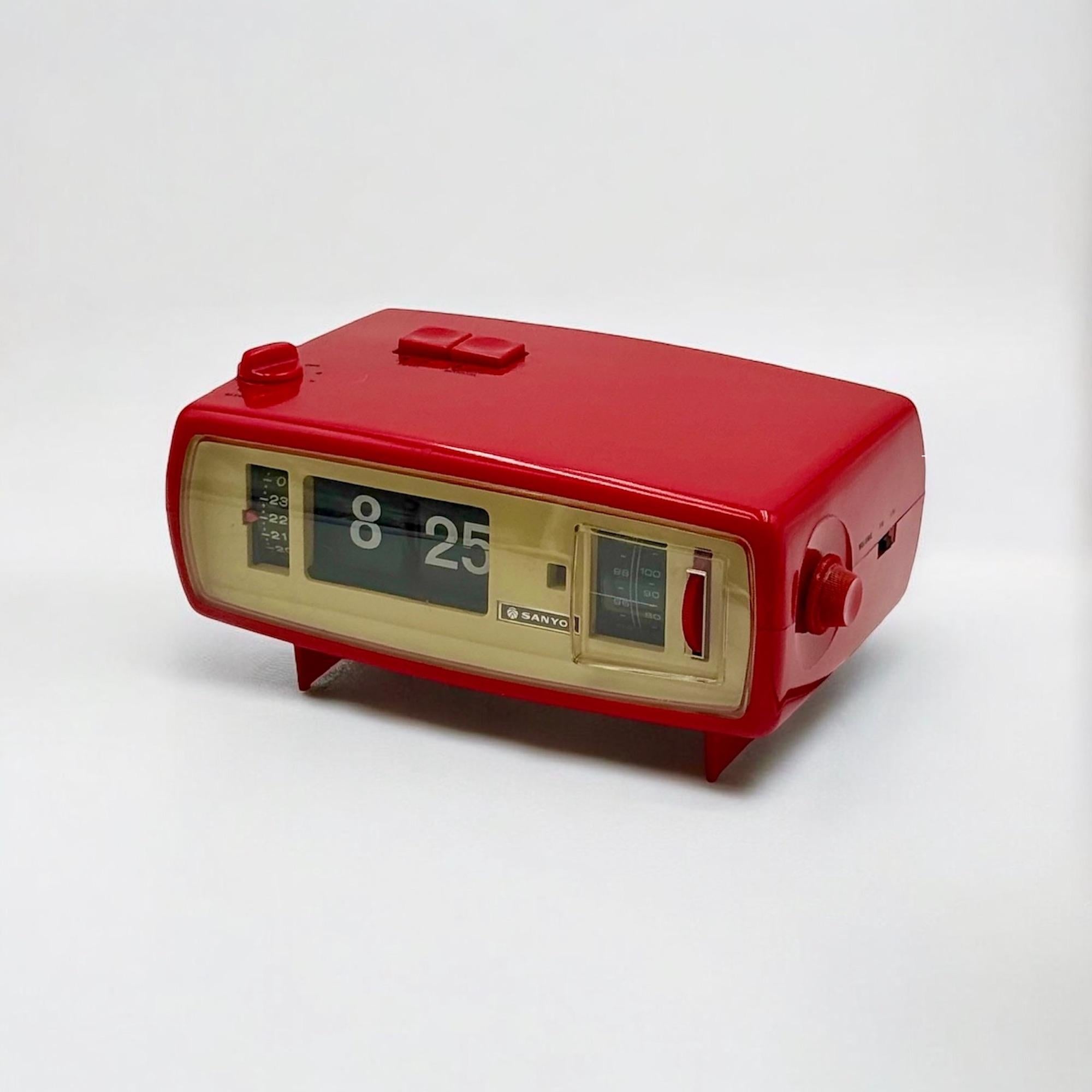 Métal Horloge rétro avec radio etalarme Sanyo SCA-T45 fabriquée au Japon, années 1960-70 en vente