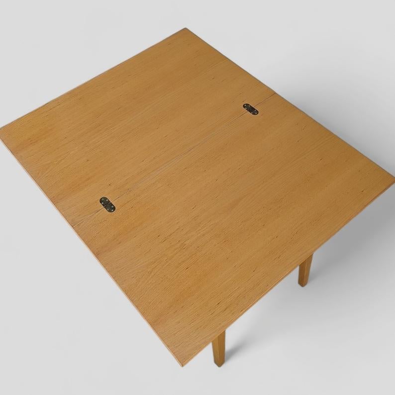 Européen Table de salle à manger vintage extensible, unique fabriquée en Roumanie, bois de hêtre en vente