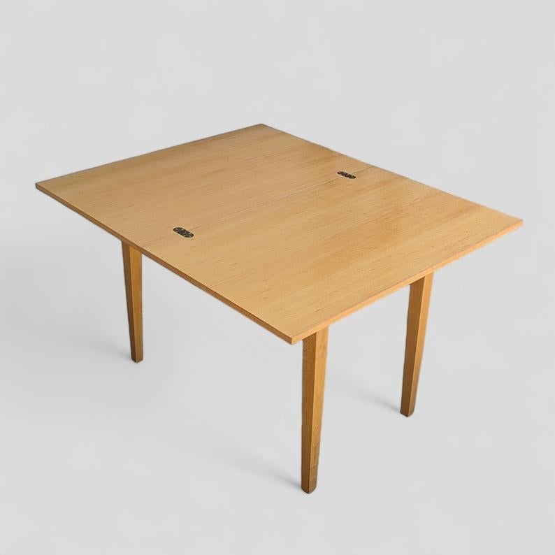 Table de salle à manger vintage extensible, unique fabriquée en Roumanie, bois de hêtre Bon état - En vente à Rancho Cucamonga, CA