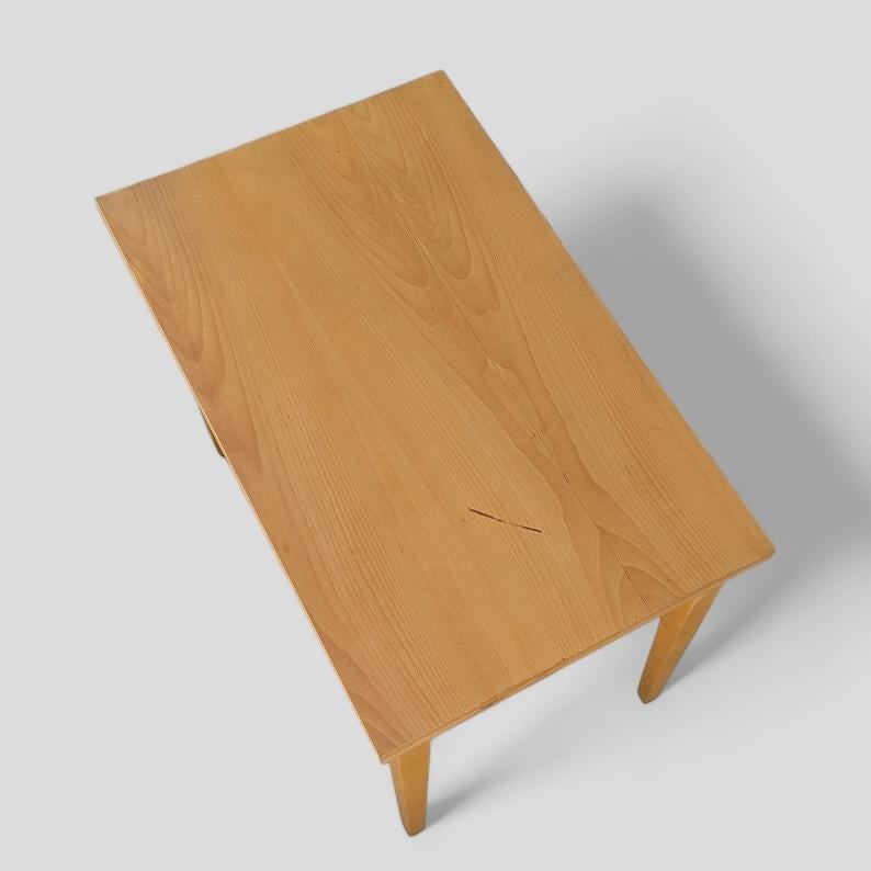 20ième siècle Table de salle à manger vintage extensible, unique fabriquée en Roumanie, bois de hêtre en vente