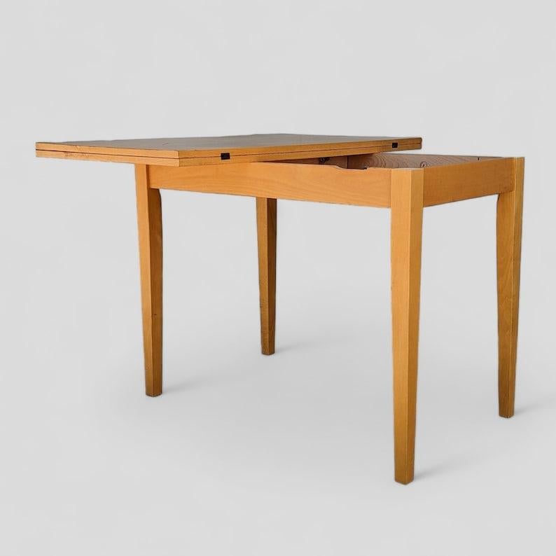 Table de salle à manger vintage extensible, unique fabriquée en Roumanie, bois de hêtre en vente 1
