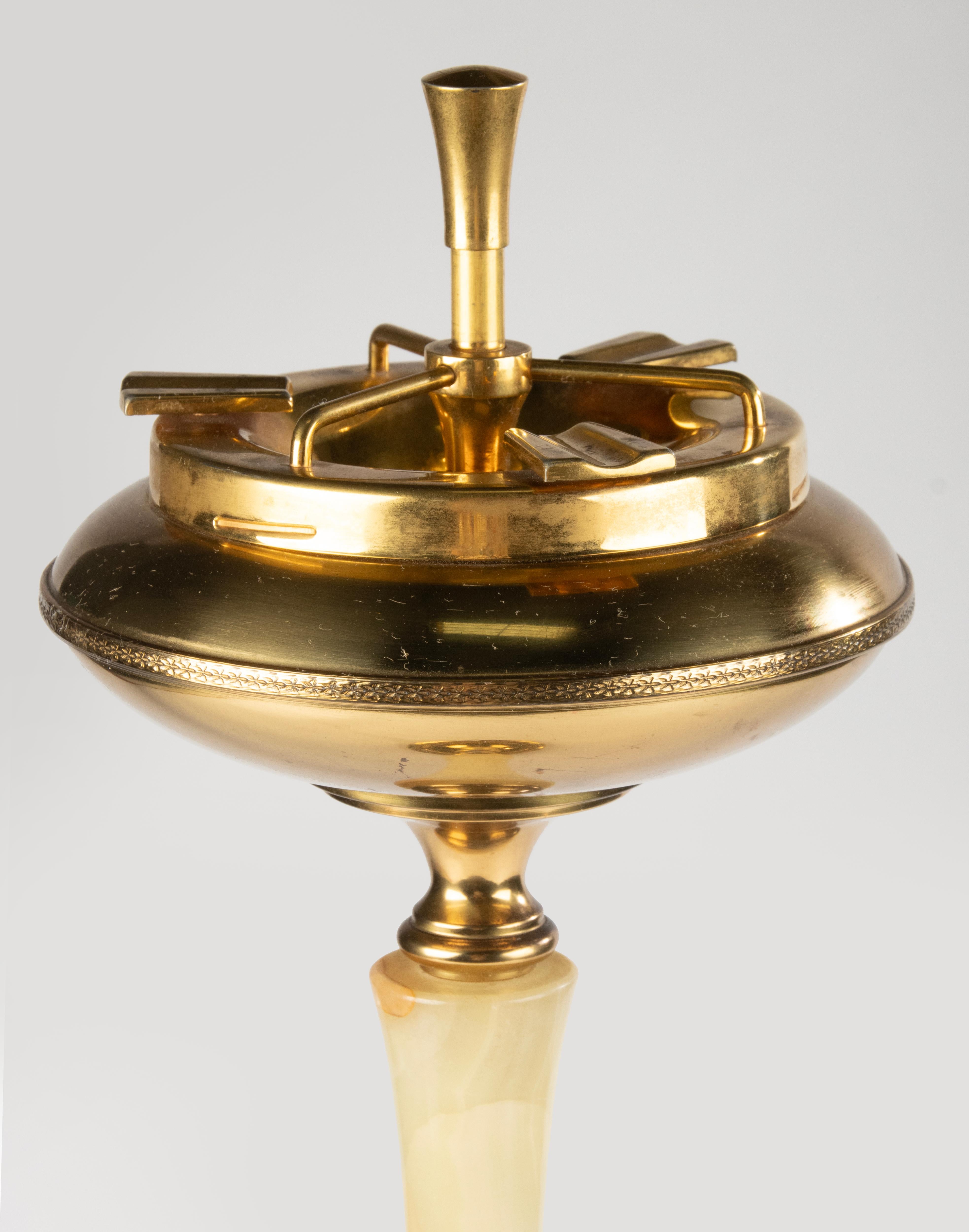 Ein schöner Vintage-Bodenaschenbecher aus Messing mit schönen Onyx-Elementen.
Der Aschenbecher ist mit einem Drehsystem ausgestattet. Wenn Sie den oberen Knopf drücken, dreht sich die Schale in der Mitte und die Asche verschwindet im Behälter.
Ein
